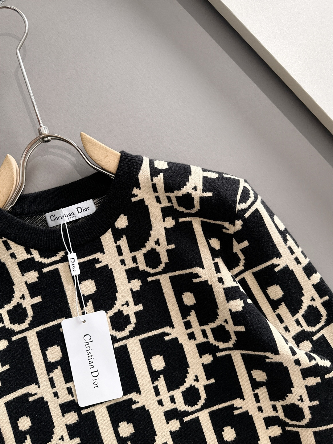 dior 2025秋冬新款羊毛毛衣 高品质意大利进口羊毛混纺面料，高密度针织，时尚百搭毛衣，帅气十足。经