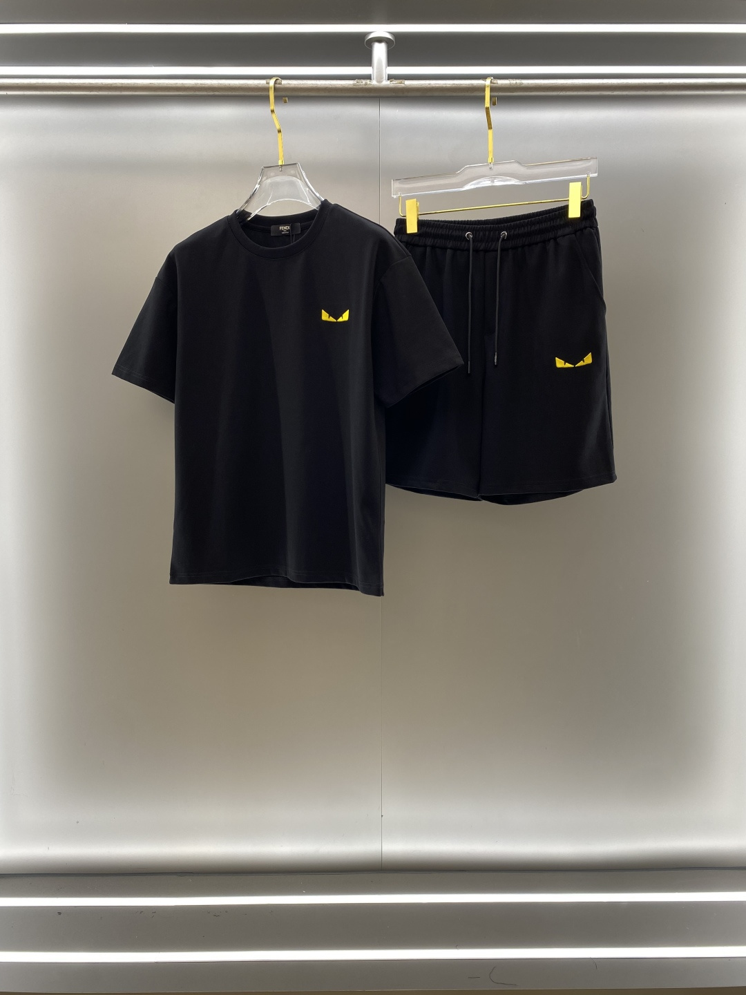 NO:146787,Fendi high-end customization, the new spring and summer new first-time counter latest short-sleeved shorts casual suit, high-end customization, avant-garde and fashionable design!  Brand logo heavy craftsmanship design, high-end customized pure cotton fabric, soft feel, comfortable to wear, exquisite counter-level car line, fine workmanship, invincible and handsome upper body effect!  A must-have item for handsome men!  Code number M-3XL, fendi, fendi, shorts, T-shirt, alexander wang19860909芬迪 Fendi 高端定制 春夏新款首发专柜最新款短袖短裤休闲套装 高端订制 设计前卫时尚！品牌logo重工艺设计 高端定制纯棉面料.手感柔软.穿着舒适.专柜级别精致车线.做工精细.上身效果无敌帅气！型男必备单品！ 码数M-3XL,,fendi,fendi,shorts,T-shirt,alexander wang,Men's clothing