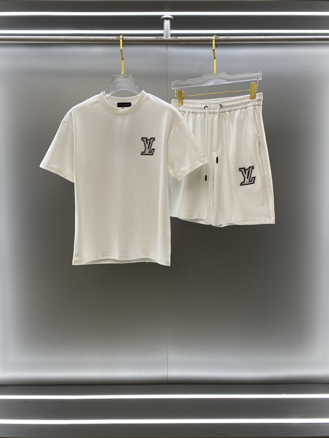 NO:146773,LV Louis Vuitton High-end customization New spring and summer first-time counter latest short-sleeved shorts casual set High-end customization Avant-garde and fashionable design!  Brand logo heavy craftsmanship design, high-end customized pure cotton fabric, soft feel, comfortable to wear, exquisite counter-level car line, fine workmanship, invincible and handsome upper body effect!  A must-have item for handsome men!  Code number M-3XL, louis vuitton,louis vuitton,shorts,T-shirt,alexander wang19860909LV 路易威登 高端定制 春夏新款首发专柜最新款短袖短裤休闲套装 高端订制 设计前卫时尚！品牌logo重工艺设计 高端定制纯棉面料.手感柔软.穿着舒适.专柜级别精致车线.做工精细.上身效果无敌帅气！型男必备单品！ 码数M-3XL,,louis vuitton,louis vuitton,shorts,T-shirt,alexander wang,Men's clothing