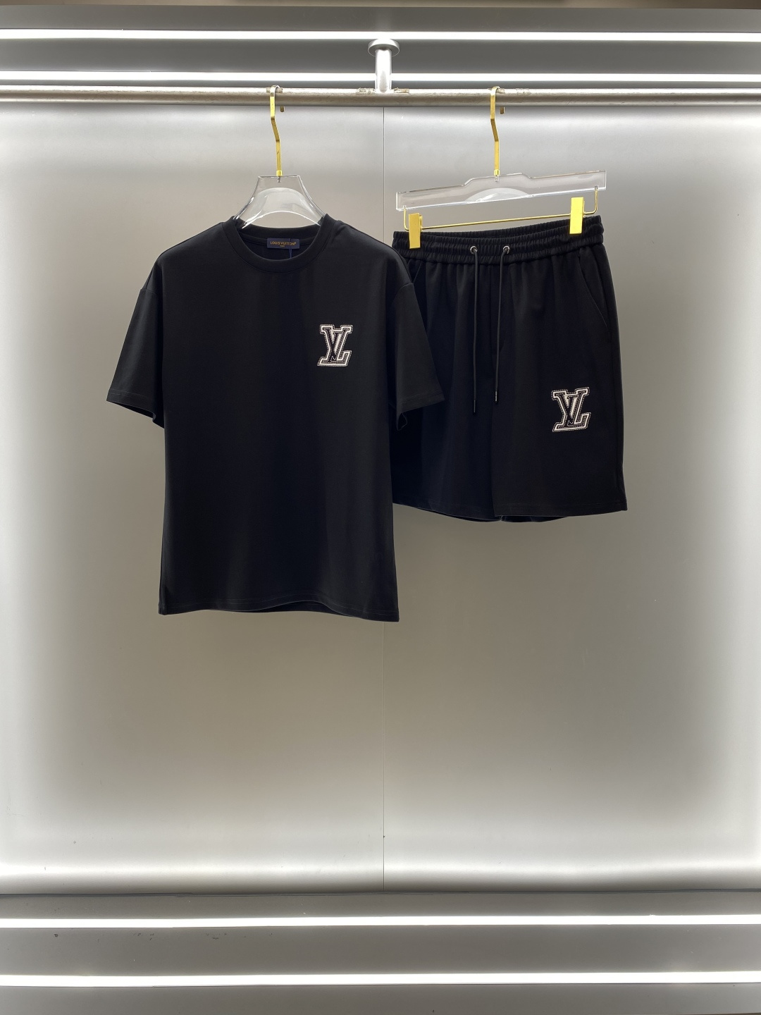 NO:146780,LV Louis Vuitton High-end customization New spring and summer first-time counter latest short-sleeved shorts casual set High-end customization Avant-garde and fashionable design!  Brand logo heavy craftsmanship design, high-end customized pure cotton fabric, soft feel, comfortable to wear, exquisite counter-level car line, fine workmanship, invincible and handsome upper body effect!  A must-have item for handsome men!  Code number M-3XL, louis vuitton,louis vuitton,shorts,T-shirt,alexander wang19860909LV 路易威登 高端定制 春夏新款首发专柜最新款短袖短裤休闲套装 高端订制 设计前卫时尚！品牌logo重工艺设计 高端定制纯棉面料.手感柔软.穿着舒适.专柜级别精致车线.做工精细.上身效果无敌帅气！型男必备单品！ 码数M-3XL,,louis vuitton,louis vuitton,shorts,T-shirt,alexander wang,Men's clothing