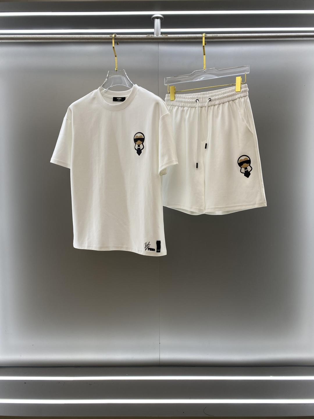 NO:146756,Fendi high-end customization, the new spring and summer new first-time counter latest short-sleeved shorts casual suit, high-end customization, avant-garde and fashionable design!  Brand logo heavy craftsmanship design, high-end customized pure cotton fabric, soft feel, comfortable to wear, exquisite counter-level car line, fine workmanship, invincible and handsome upper body effect!  A must-have item for handsome men!  Code number M-3XL, fendi, fendi, shorts, T-shirt, alexander wang19860909Fendi 芬迪 高端定制 春夏新款首发专柜最新款短袖短裤休闲套装 高端订制 设计前卫时尚！品牌logo重工艺设计 高端定制纯棉面料.手感柔软.穿着舒适.专柜级别精致车线.做工精细.上身效果无敌帅气！型男必备单品！ 码数M-3XL,,fendi,fendi,shorts,T-shirt,alexander wang,Men's clothing