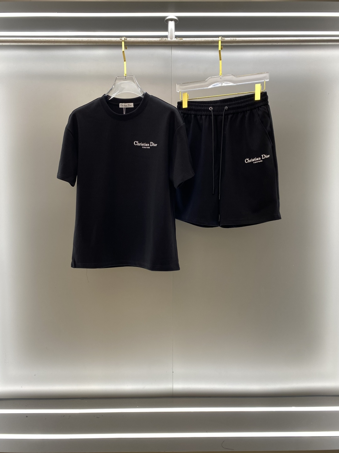 NO:146748,DIOR high-end customization, the new spring and summer new first-time counter latest short-sleeved shorts casual suit, high-end customization, avant-garde and fashionable design!  Brand logo heavy craftsmanship design, high-end customized pure cotton fabric, soft feel, comfortable to wear, exquisite counter-level car line, fine workmanship, invincible and handsome upper body effect!  A must-have item for handsome men!  Code number M-3XL, dior, dior, shorts, T-shirt, alexander wang19860909DIOR 迪奥 高端定制 春夏新款首发专柜最新款短袖短裤休闲套装 高端订制 设计前卫时尚！品牌logo重工艺设计 高端定制纯棉面料.手感柔软.穿着舒适.专柜级别精致车线.做工精细.上身效果无敌帅气！型男必备单品！ 码数M-3XL,,dior,dior,shorts,T-shirt,alexander wang,Men's clothing