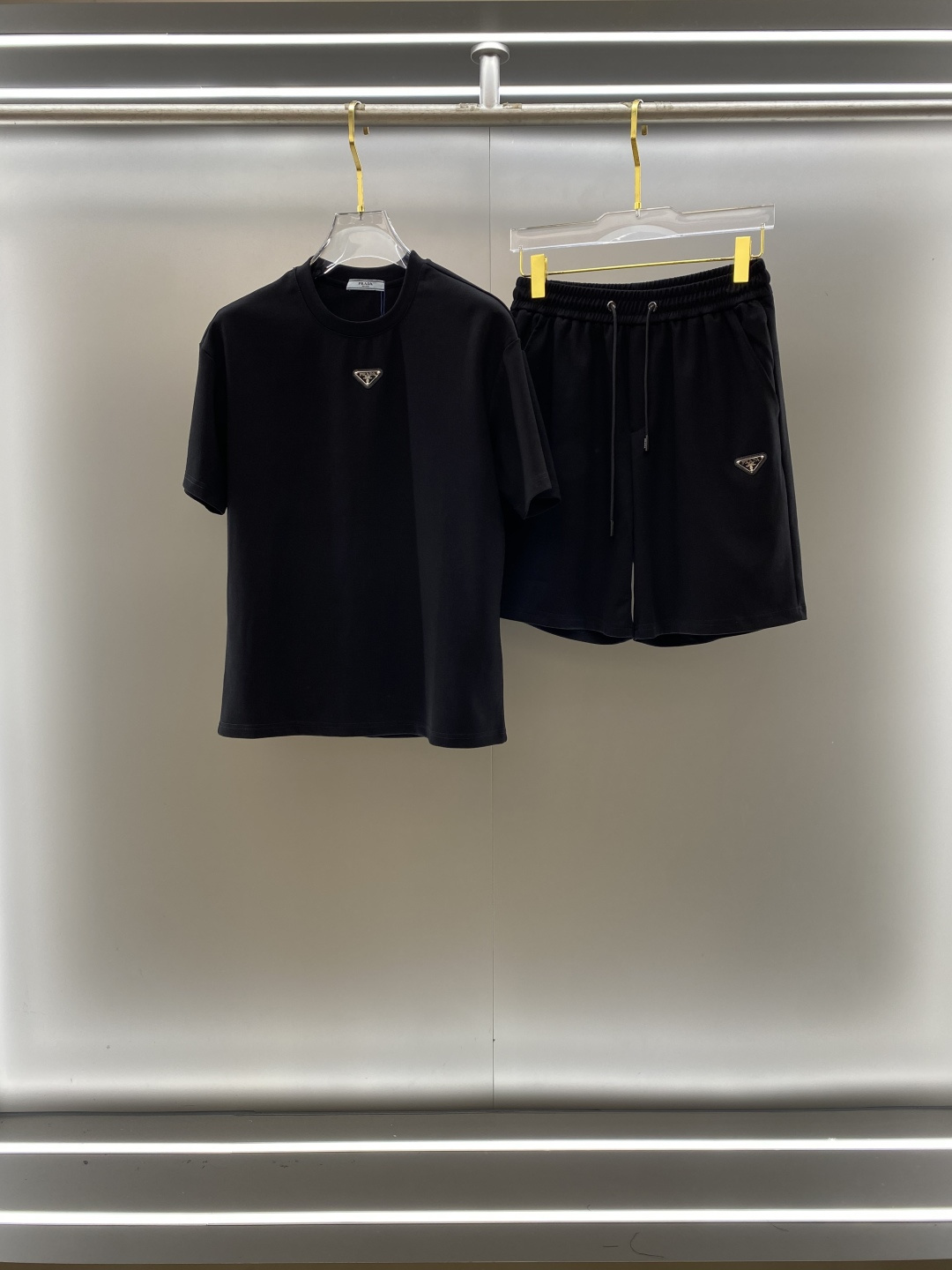 NO:146740,PRADA high-end customization, the new spring and summer new first-time counter latest short-sleeved shorts casual suit, high-end customization, avant-garde and fashionable design!  Brand logo heavy craftsmanship design, high-end customized pure cotton fabric, soft feel, comfortable to wear, exquisite counter-level car line, fine workmanship, invincible and handsome upper body effect!  A must-have item for handsome men!  Code number M-3XL, prada, prada, shorts, T-shirt, alexander wang19860909PRADA 普拉达 高端定制 春夏新款首发专柜最新款短袖短裤休闲套装 高端订制 设计前卫时尚！品牌logo重工艺设计 高端定制纯棉面料.手感柔软.穿着舒适.专柜级别精致车线.做工精细.上身效果无敌帅气！型男必备单品！ 码数M-3XL,,prada,prada,shorts,T-shirt,alexander wang,Men's clothing