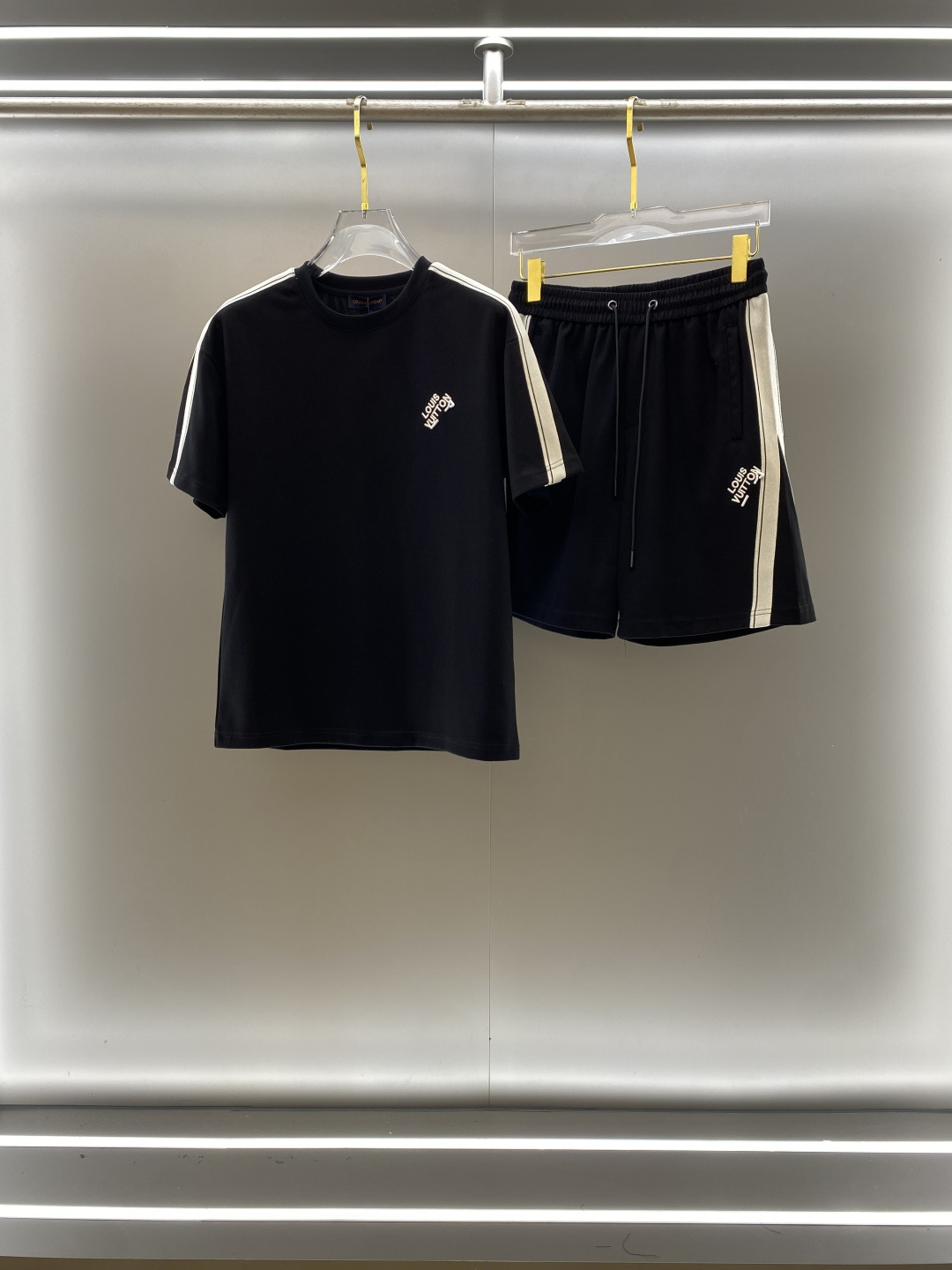 NO:146731,LV Louis Vuitton High-end customization New spring and summer first-time counter latest short-sleeved shorts casual set High-end customization Avant-garde and fashionable design!  Brand logo heavy craftsmanship design, high-end customized pure cotton fabric, soft feel, comfortable to wear, exquisite counter-level car line, fine workmanship, invincible and handsome upper body effect!  A must-have item for handsome men!  Code number M-3XL, louis vuitton,louis vuitton,shorts,T-shirt,alexander wang19860909LV 路易威登 高端定制 春夏新款首发专柜最新款短袖短裤休闲套装 高端订制 设计前卫时尚！品牌logo重工艺设计 高端定制纯棉面料.手感柔软.穿着舒适.专柜级别精致车线.做工精细.上身效果无敌帅气！型男必备单品！ 码数M-3XL,,louis vuitton,louis vuitton,shorts,T-shirt,alexander wang,Men's clothing