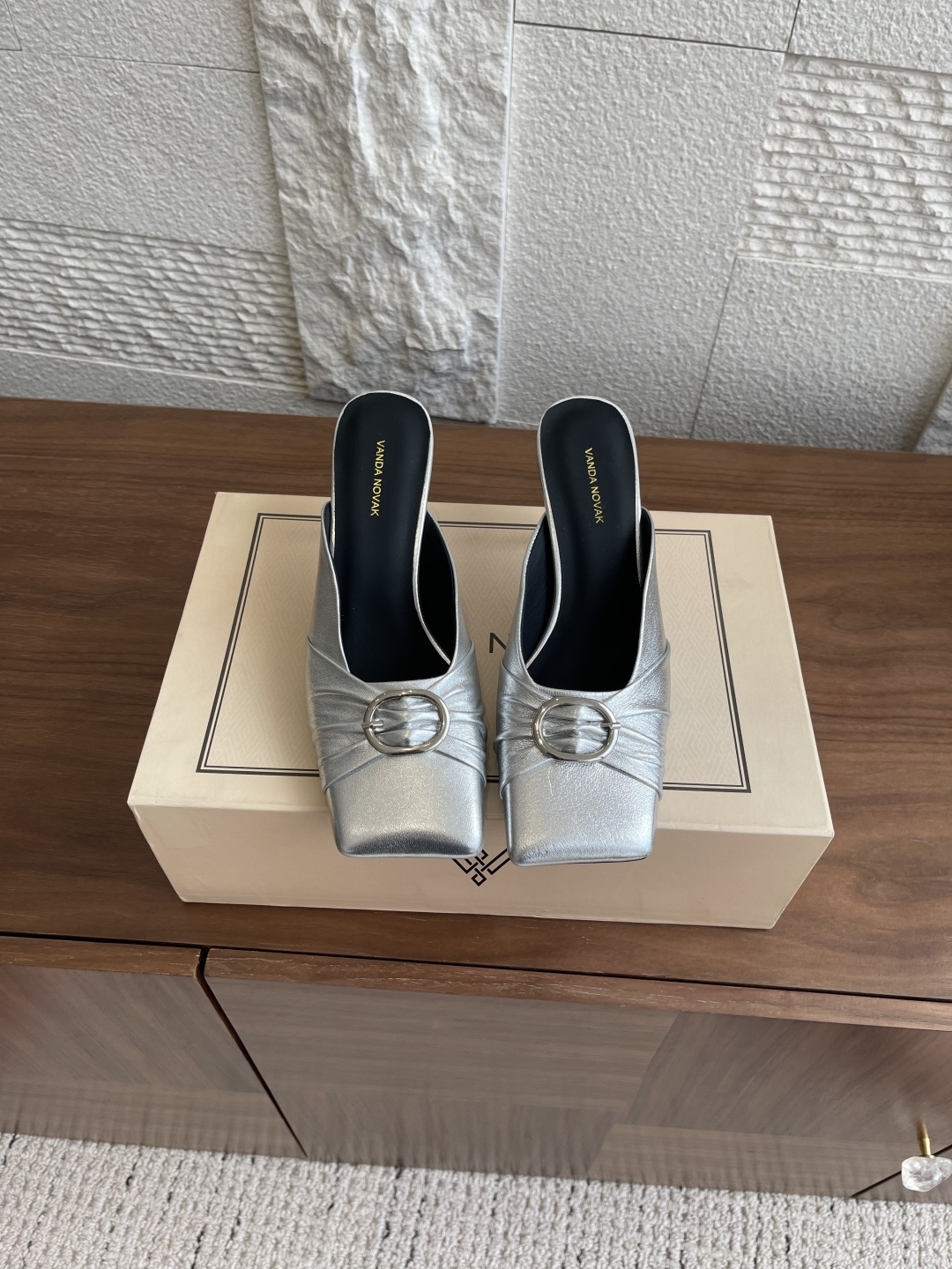 NO:414780,Top version: VANDA NOVAK 25ss summer new style, square toe, sandals, slippers, thick heels, high heels VANDA NOVAK comes from an Italian brand, a super niche high heel brand, exclusively spent 3 months on the entire network to develop unique heel design, and many heavyweight series join hands with Italian brands to launch a high-end shoe series. It is popular all over the ins fairy and beautiful. Overseas bloggers are crazy about calling. Overseas bloggers have a pair of hands, with a pair of craftsmanship, craftsmanship quality, heightening, slimming, slimming legs, street shooting for Roman Fashion Week, popular fashion brands are crazy about planting grass!  Upper: Italian imported calf leather Inner: Silk cowhide Outsole: Italian genuine leather injection molding non-slip heel 6.5cm Size34-41 (34.40.41.42 order), semi-tork high heels, sandals, high heels, slippers, cowhide19860909顶级版本: VANDA NOVAK 25ss夏装新款 方头 凉鞋,拖鞋 粗跟 高跟鞋 VANDA NOVAK来自意大利品牌,超级小众的一个高跟鞋品牌,全网独家耗时3个月研发鞋跟独特设计重磅系列众多联手意大利品牌 推出高级感满分的鞋款系列 火遍ins神仙绝美 海外博主疯狂打call 海外博主人手一双,对版本工艺,重工艺品质 增高,显瘦 修身 瘦腿 ,罗马时装周街拍 火爆时尚品牌疯狂种草！ 鞋面:意大利进口小牛皮 内里:丝绸牛皮 大底:意大利真皮注塑防滑 鞋跟6.5cm Size34-41（34.40.41.42订）,半拖高跟鞋,sandals,high heels,slippers,cowhide,Women's Shoes