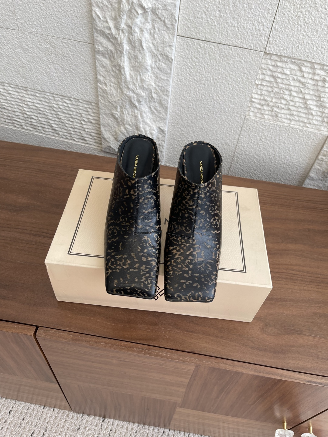 NO:414772,Top version: VANDA NOVAK 25ss summer new style, square toe, sandals, slippers, thick heels, high heels VANDA NOVAK comes from an Italian brand, a super niche high heel brand, exclusively spent 3 months on the entire network to develop unique heel design, and many heavyweight series join hands with Italian brands to launch a high-end shoe series. It is popular all over the ins fairy and beautiful. Overseas bloggers are crazy about calling. Overseas bloggers have a pair of hands, with a pair of craftsmanship, craftsmanship quality, heightening, slimming, slimming legs, street shooting for Roman Fashion Week, popular fashion brands are crazy about planting grass!  Upper: Italian imported calf leather Inner: Silk cowhide Outsole: Italian genuine leather injection molding non-slip Size34-41 (34.40.41.42 order), semi-tork high heels, sandals, high heels, slippers, cowhide19860909顶级版本: VANDA NOVAK 25ss夏装新款 方头 凉鞋,拖鞋 粗跟 高跟鞋 VANDA NOVAK来自意大利品牌,超级小众的一个高跟鞋品牌,全网独家耗时3个月研发鞋跟独特设计重磅系列众多联手意大利品牌 推出高级感满分的鞋款系列 火遍ins神仙绝美 海外博主疯狂打call 海外博主人手一双,对版本工艺,重工艺品质 增高,显瘦 修身 瘦腿 ,罗马时装周街拍 火爆时尚品牌疯狂种草！ 鞋面:意大利进口小牛皮 内里:丝绸牛皮 大底:意大利真皮注塑防滑 Size34-41（34.40.41.42订）,半拖高跟鞋,sandals,high heels,slippers,cowhide,Women's Shoes