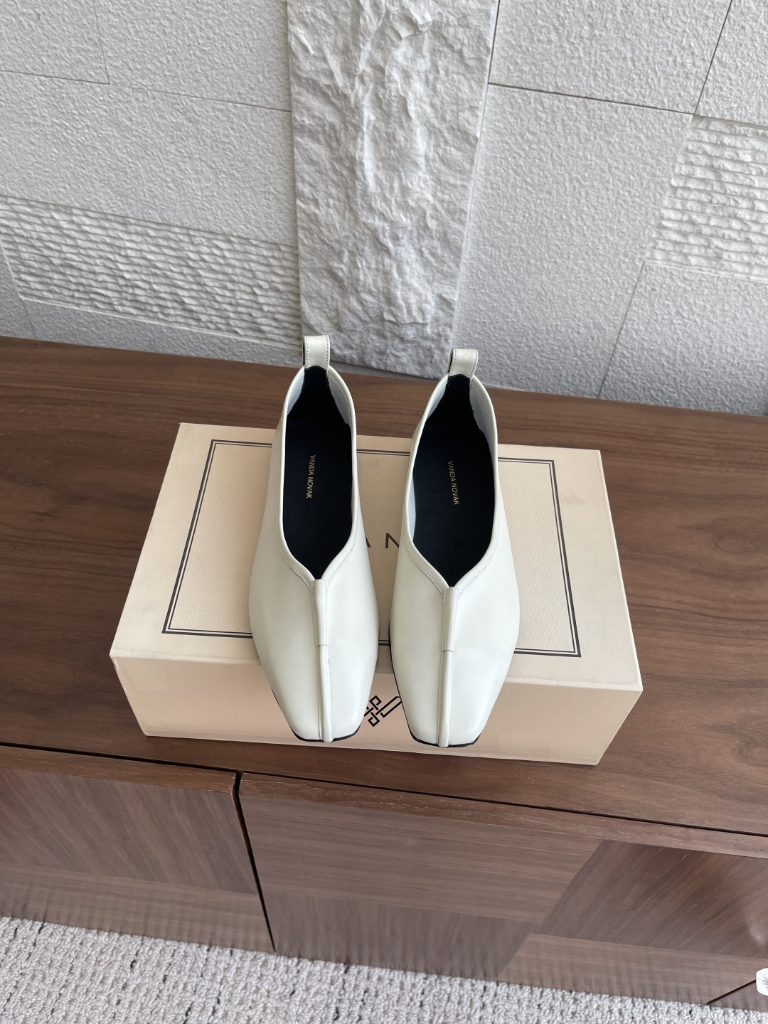 NO:414763,Top version: VANDA NOVAK 25ss summer new style, square toe, sandals, slippers, thick heels, high heels VANDA NOVAK comes from an Italian brand, a super niche high heel brand, exclusively spent 3 months on the entire network to develop unique heel design, and many heavyweight series join hands with Italian brands to launch a high-end shoe series. It is popular all over the ins fairy and beautiful. Overseas bloggers are crazy about calling. Overseas bloggers have a pair of hands, with a pair of craftsmanship, craftsmanship quality, heightening, slimming, slimming legs, street shooting for Roman Fashion Week, popular fashion brands are crazy about planting grass!  Upper: Italian imported calf leather Inner: Silk cowhide Outsole: Italian genuine leather injection molding anti-slip Size34-41 (34.40.41.42 order), high heels single shoes, sandals, high heels, slippers, cowhide19860909顶级版本: VANDA NOVAK 25ss夏装新款 方头 凉鞋,拖鞋 粗跟 高跟鞋  VANDA NOVAK来自意大利品牌,超级小众的一个高跟鞋品牌,全网独家耗时3个月研发鞋跟独特设计重磅系列众多联手意大利品牌 推出高级感满分的鞋款系列 火遍ins神仙绝美 海外博主疯狂打call 海外博主人手一双,对版本工艺,重工艺品质 增高,显瘦 修身 瘦腿 ,罗马时装周街拍 火爆时尚品牌疯狂种草！ 鞋面:意大利进口小牛皮 内里:丝绸牛皮 大底:意大利真皮注塑防滑 Size34-41（34.40.41.42订）,高跟鞋单鞋,sandals,high heels,slippers,cowhide,Women's Shoes