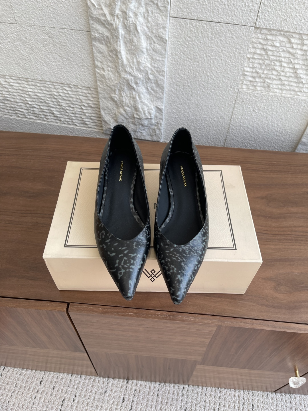 NO:414755,Top version: VANDA NOVAK 25ss summer new style, square toe, sandals, slippers, thick heels, high heels VANDA NOVAK comes from an Italian brand, a super niche high heel brand, exclusively spent 3 months on the entire network to develop unique heel design, and many heavyweight series join hands with Italian brands to launch a high-end shoe series. It is popular all over the ins fairy and beautiful. Overseas bloggers are crazy about calling. Overseas bloggers have a pair of hands, with a pair of craftsmanship, craftsmanship quality, heightening, slimming, slimming legs, street shooting for Roman Fashion Week, popular fashion brands are crazy about planting grass!  Upper: Italian imported calf leather Inner: Silk cowhide Outsole: Italian genuine leather injection molding anti-slip Size34-41 (34.40.41.42 order), high heels single shoes, sandals, high heels, slippers, cowhide19860909顶级版本: VANDA NOVAK 25ss夏装新款 方头 凉鞋,拖鞋 粗跟 高跟鞋 VANDA NOVAK来自意大利品牌,超级小众的一个高跟鞋品牌,全网独家耗时3个月研发鞋跟独特设计重磅系列众多联手意大利品牌 推出高级感满分的鞋款系列 火遍ins神仙绝美 海外博主疯狂打call 海外博主人手一双,对版本工艺,重工艺品质 增高,显瘦 修身 瘦腿 ,罗马时装周街拍 火爆时尚品牌疯狂种草！ 鞋面:意大利进口小牛皮 内里:丝绸牛皮 大底:意大利真皮注塑防滑 Size34-41（34.40.41.42订）,高跟鞋单鞋,sandals,high heels,slippers,cowhide,Women's Shoes