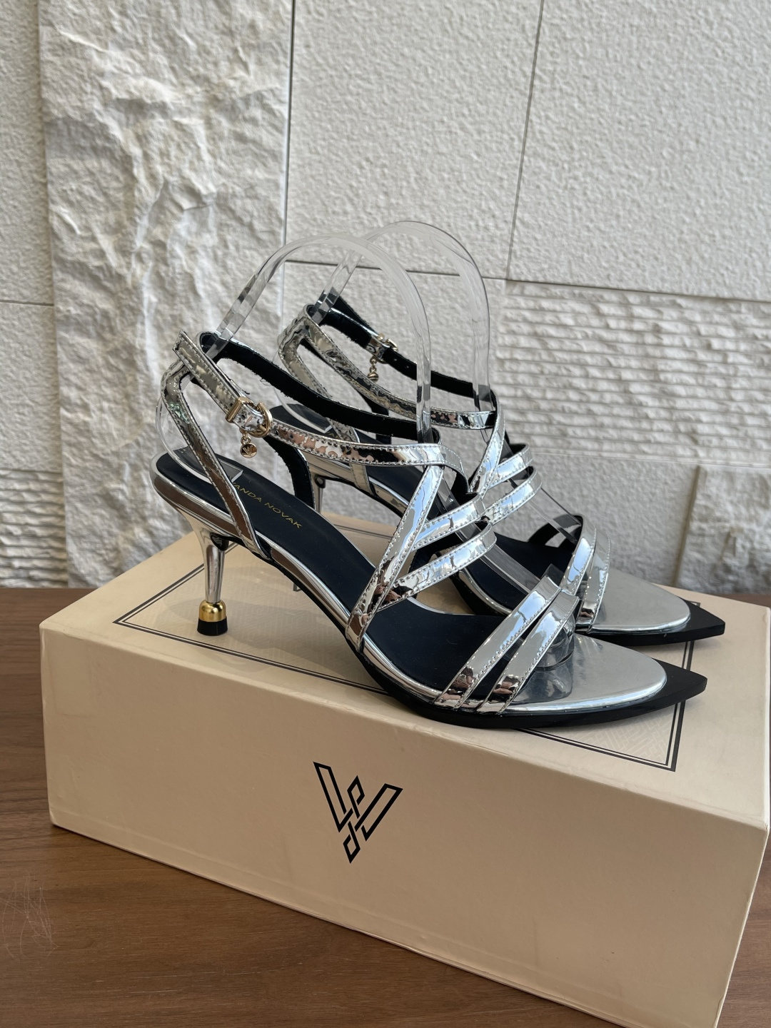 NO:414747,Top version: VANDA NOVAK 25ss summer new style pointed toe sandals high heels VANDA NOVAK comes from an Italian brand, a super niche high heel brand. The entire network has spent 3 months developing unique heel design and heavy heavy series. Many teamed up with Italian brands to launch a high-end shoe series. Mirror patent leather is a version craft, focusing on craftsmanship, comfortable on foot, strong appearance and texture. Increase height, slimming, slimming legs, street photography of Roman Fashion Week. Popular fashion brands are crazy about grass planting!  Upper: Imported mirror patent leather Inner: Imported sheepskin Outsole: Rubber injection molding non-slip Size34-42 (34.40.41.42 order), high heels sandals, sandals, high heels, sheepskin19860909顶级版本: VANDA NOVAK 25ss夏装新款 尖头 凉鞋 高跟鞋 VANDA NOVAK来自意大利品牌,超级小众的一个高跟鞋品牌,全网独家耗时3个月研发鞋跟独特设计重磅系列众多联手意大利品牌 推出高级感满分的鞋款系列 镜面漆皮对版本工艺,重工艺品质,上脚舒适,外观与质感强势 增高,显瘦 修身 瘦腿 ,罗马时装周街拍 火爆时尚品牌疯狂种草！ 鞋面:进口镜面漆皮 内里:进口羊皮 大底:橡胶注塑防滑 Size34-42（34.40.41.42订）,高跟鞋凉鞋,sandals,high heels,sheepskin,Women's Shoes