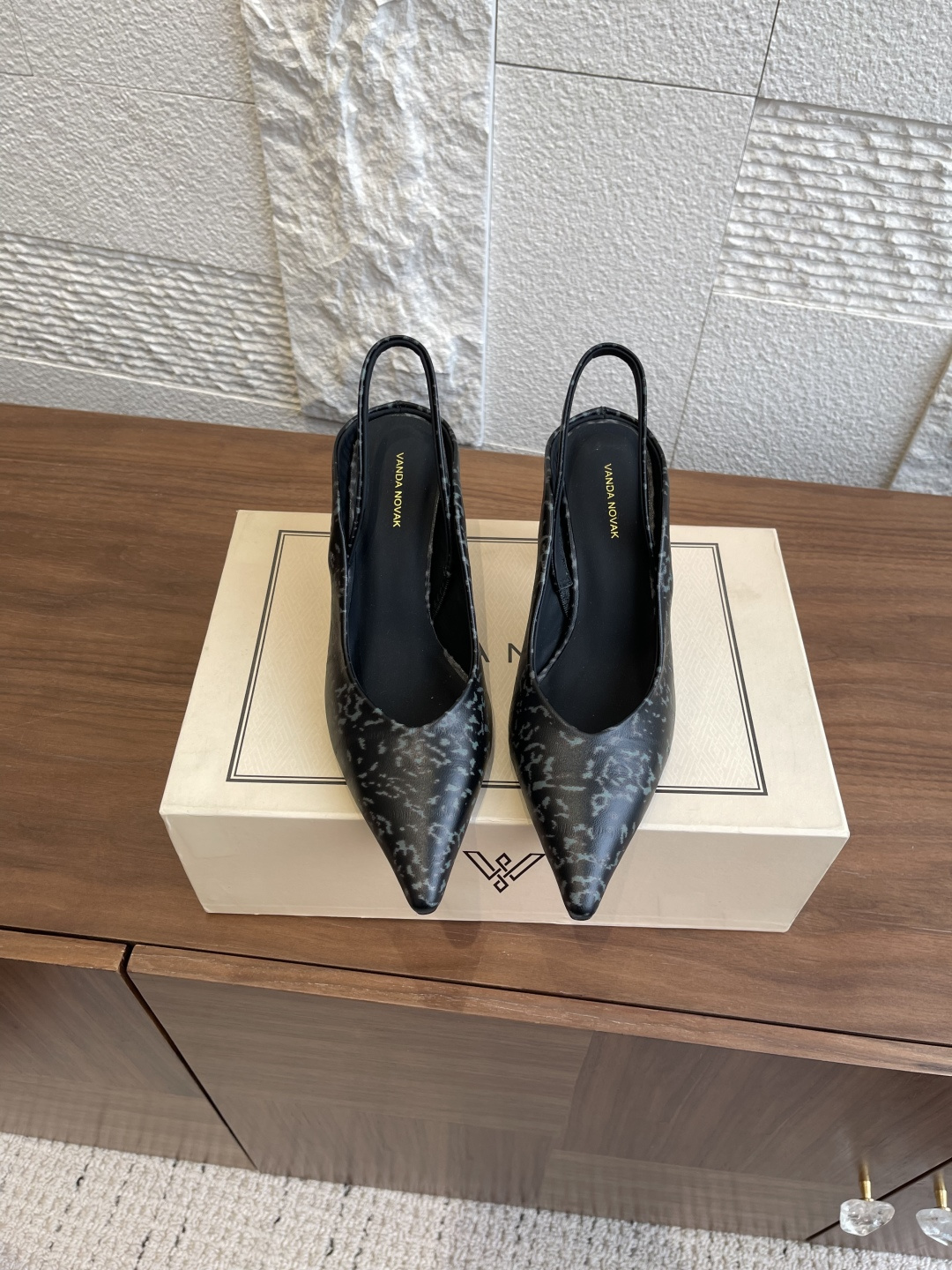 NO:414733,Top version: VANDA NOVAK 25ss summer new style pointed toe sandals, slippers, single shoes, thick heels, high heels VANDA NOVAK comes from an Italian brand, a super niche high heel brand, exclusively spent 3 months on the entire network to develop unique heel design heavy series, many join forces with Italian brands to launch high-end shoes series, increase height, slimness, slimness, heavy craftsmanship and quality. Fascinated by ins, the fairy and beautiful overseas bloggers are crazy about calling overseas bloggers, upper: Italian imported calfskin Inner: Silk cowhide Outsole: Italian genuine leather injection molding and non-slip Size: 34-41 (34.40.41.42 order), high heels sandals, sandals, high heels, slippers, cowhide19860909顶级版本: VANDA NOVAK 25ss夏装新款 尖头 凉鞋,拖鞋 单鞋 粗跟 高跟鞋 VANDA NOVAK来自意大利品牌,超级小众的一个高跟鞋品牌,全网独家耗时3个月研发鞋跟独特设计重磅系列众多联手意大利品牌 推出高级感满分的鞋款系列,增高,显瘦 ,修身,对版本工艺,重工艺品质. 火遍ins神仙绝美 海外博主疯狂打call海外博主人手一双, 鞋面:意大利进口小牛皮 内里:丝绸牛皮 大底:意大利真皮注塑防滑 Size:34-41（34.40.41.42订）,高跟鞋凉鞋,sandals,high heels,slippers,cowhide,Women's Shoes