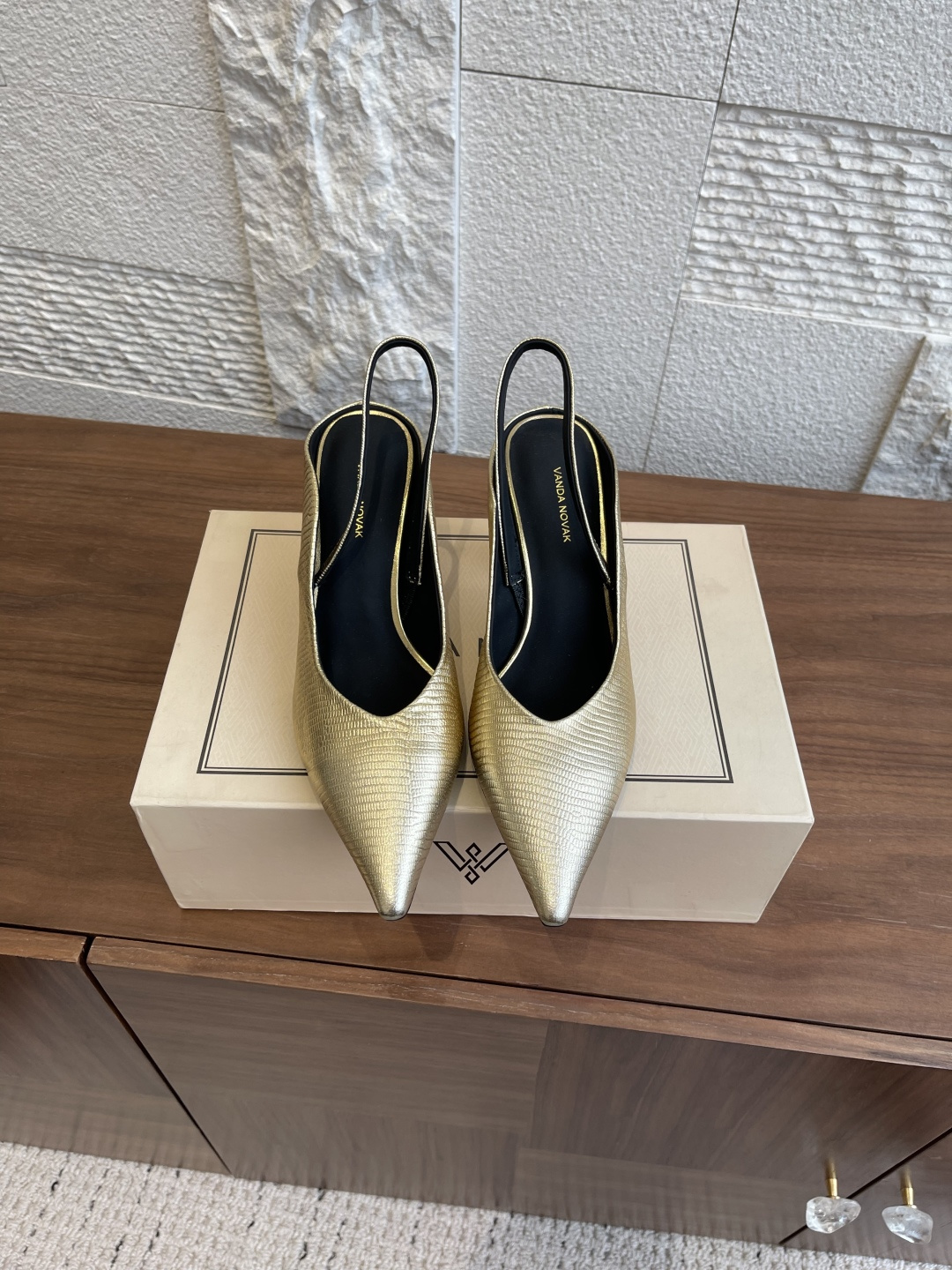 NO:414740,Top version: VANDA NOVAK 25ss summer new style pointed toe sandals, slippers single shoes thick heels high heels VANDA NOVAK comes from an Italian brand, a super niche high heel brand. The entire network exclusively took 3 months to develop a unique heel design heavy series with many Italian brands to launch a high-end shoe series, which can increase height, make it look slim, slim, and emphasize the quality of the craftsmanship. The popularity of ins is fairy and beautiful. Overseas bloggers are crazy about calling overseas bloggers. The upper: Italian imported calfskin Inner: Silk cowhide Outsole: Italian genuine leather injection molding and non-slip Size34-41 (34.40.41.42 order), high heels sandals, sandals, high heels, slippers, cowhide19860909顶级版本: VANDA NOVAK 25ss夏装新款 尖头 凉鞋,拖鞋 单鞋 粗跟 高跟鞋 VANDA NOVAK来自意大利品牌,超级小众的一个高跟鞋品牌,全网独家耗时3个月研发鞋跟独特设计重磅系列众多联手意大利品牌 推出高级感满分的鞋款系列,增高,显瘦 ,修身,对版本工艺,重工艺品质. 火遍ins神仙绝美 海外博主疯狂打call海外博主人手一双, 鞋面:意大利进口小牛皮 内里:丝绸牛皮 大底:意大利真皮注塑防滑 Size34-41（34.40.41.42订）,高跟鞋凉鞋,sandals,high heels,slippers,cowhide,Women's Shoes