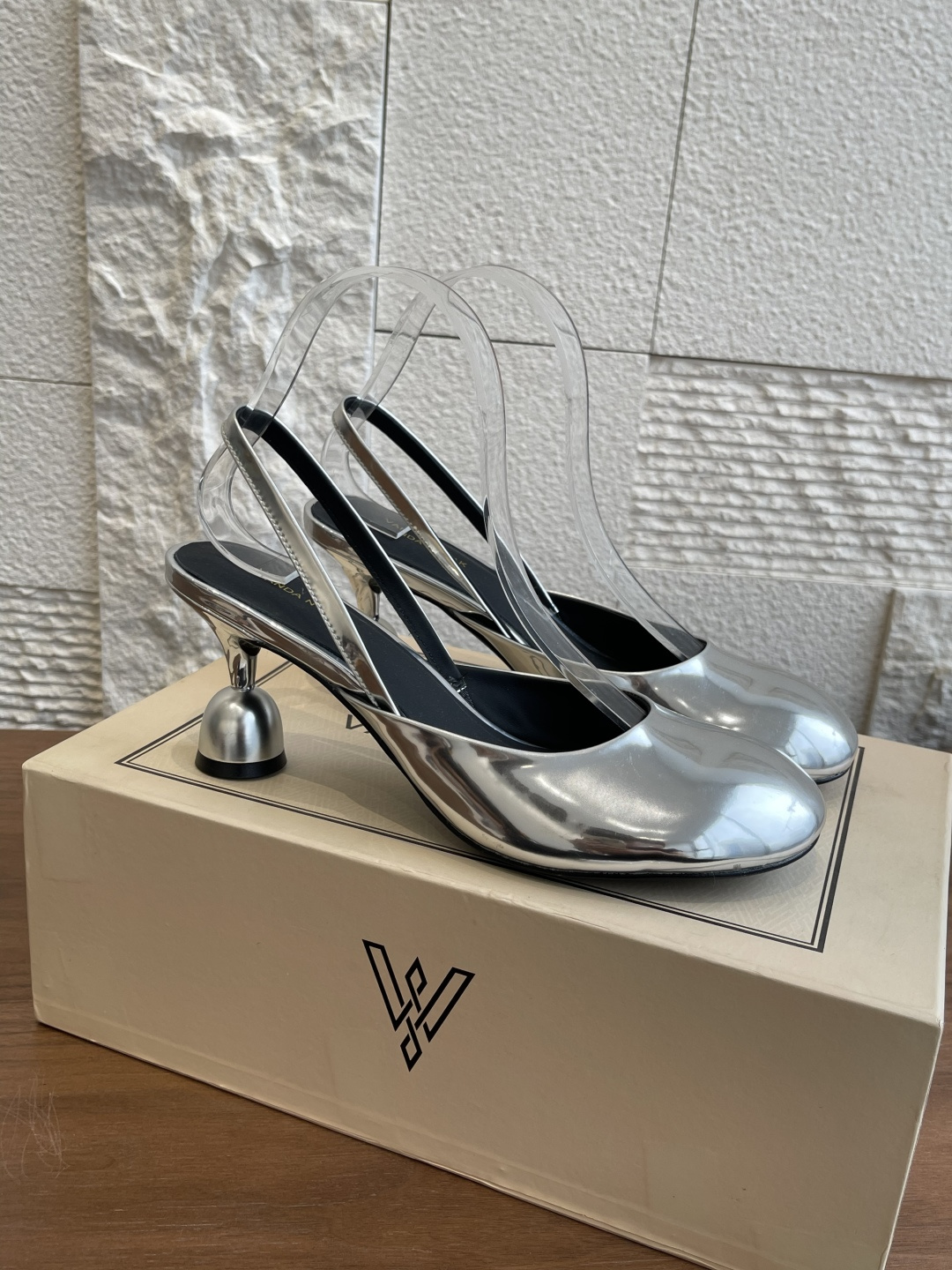 NO:414726,Top version: VANDA NOVAK 25ss summer new style, big round toe, sandals, slippers, single shoes, thick heels, high heels VANDA NOVAK comes from an Italian brand, a super niche high heel brand, exclusively spent 3 months on the entire network to develop unique heel design, many heavy series, join hands with Italian brands to launch high-end shoes series, increase height, slimness, slimness, heavy craftsmanship and quality. Fascinated by ins, the fairy and beautiful overseas bloggers are crazy about calling overseas bloggers, hand a pair, upper: Italian imported patent leather Inner: Silk cowhide Outsole: Italian genuine leather injection molding and anti-slip Size: 34-41 (34.40.41.42 order), high heels sandals, sandals, high heels, slippers, cowhide19860909顶级版本: VANDA NOVAK 25ss夏装新款 大圆头 凉鞋 拖鞋 单鞋 粗跟 高跟鞋 VANDA NOVAK来自意大利品牌,超级小众的一个高跟鞋品牌,全网独家耗时3个月研发鞋跟独特设计重磅系列众多联手意大利品牌 推出高级感满分的鞋款系列,增高,显瘦 ,修身,对版本工艺,重工艺品质. 火遍ins神仙绝美 海外博主疯狂打call海外博主人手一双, 鞋面:意大利进口漆皮 内里:丝绸牛皮 大底:意大利真皮注塑防滑 Size:34-41（34.40.41.42订）,高跟鞋凉鞋,sandals,high heels,slippers,cowhide,Women's Shoes