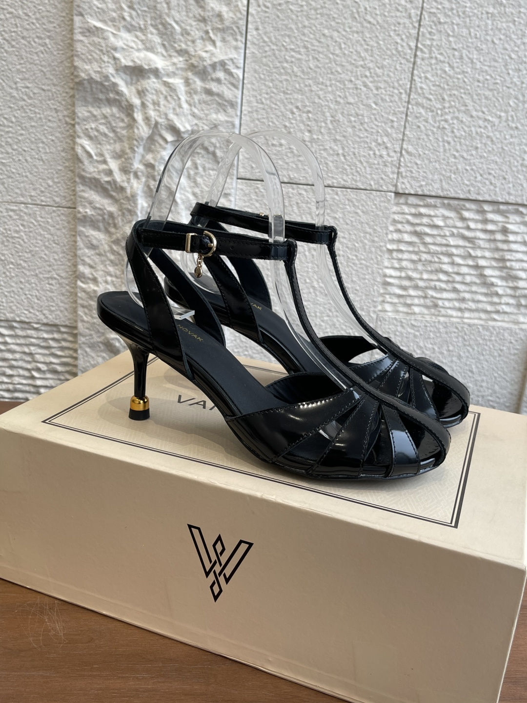 NO:414719,Top version: VANDA NOVAK 25ss summer new style, big round toe, sandals, slippers, single shoes, thick heels, high heels, VANDA NOVAK big round toe, sandals, exclusively spent 3 months on the entire network to develop heels and unique designs. Many heavyweight series have joined hands with Italian brands to launch high-end shoes series, which can increase height, make them look slim, slim, and emphasize craftsmanship quality. Upper: Italian imported patent leather Inner: Silk cowhide Outsole: Italian genuine leather injection molding and non-slip Size: 34-41 (34.40.41.42 order), high heels sandals, sandals, high heels, slippers, cowhide19860909顶级版本: VANDA NOVAK 25ss夏装新款 大圆头 凉鞋 拖鞋 单鞋 粗跟 高跟鞋 VANDA NOVAK 大圆头 凉鞋 全网独家耗时3个月研发鞋跟与独特设计 重磅系列众多联手意大利品牌推出高级感满分的鞋款系列,增高,显瘦 ,修身,对版本工艺,重工艺品质. 鞋面:意大利进口漆皮 内里:丝绸牛皮 大底:意大利真皮注塑防滑 Size:34-41（34.40.41.42订）,高跟鞋凉鞋,sandals,high heels,slippers,cowhide,Women's Shoes