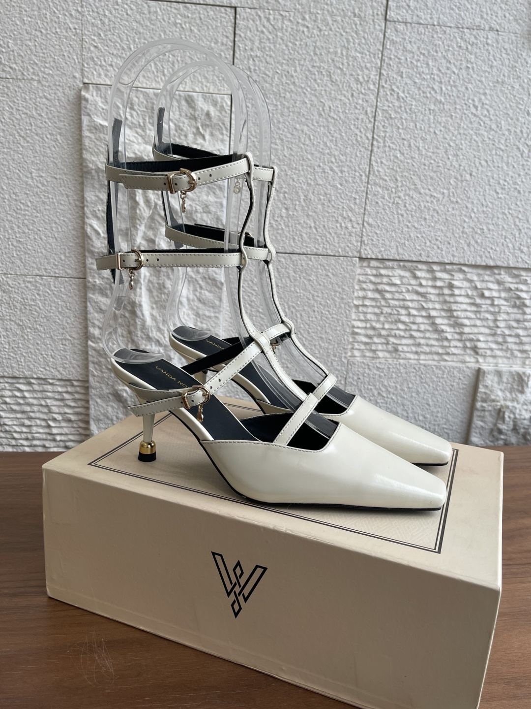 NO:414705,Top version: VANDA NOVAK 25ss summer new style pointed toe sandals slippers single shoes high heels VANDA NOVAK big round toe sandals exclusively spent 3 months developing heels and unique designs on the entire network. Many heavyweight series have joined hands with Italian brands to launch high-end shoes series, which can increase height, make them look slim, slim, and focus on version technology. Upper: Italian imported calf leather/paper leather Inner: Silk cowhide Outsole: Italian genuine leather injection molding and non-slip Size34-41 (34.40.41.42 order), high heels sandals, sandals, high heels, slippers, cowhide19860909顶级版本: VANDA NOVAK 25ss夏装新款 尖头 凉鞋 拖鞋 单鞋 高跟鞋 VANDA NOVAK 大圆头 凉鞋 全网独家耗时3个月研发鞋跟与独特设计 重磅系列众多联手意大利品牌推出高级感满分的鞋款系列,增高,显瘦 ,修身,对版本工艺,重工艺品质. 鞋面:意大利进口小牛皮/漆皮 内里:丝绸牛皮 大底:意大利真皮注塑防滑 Size34-41（34.40.41.42订）,高跟鞋凉鞋,sandals,high heels,slippers,cowhide,Women's Shoes