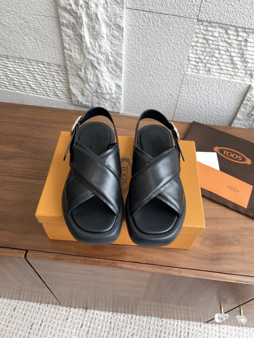 TOD’S Tords 25ss Summer Sandals: Comfortable Cow Skin with Unique Design