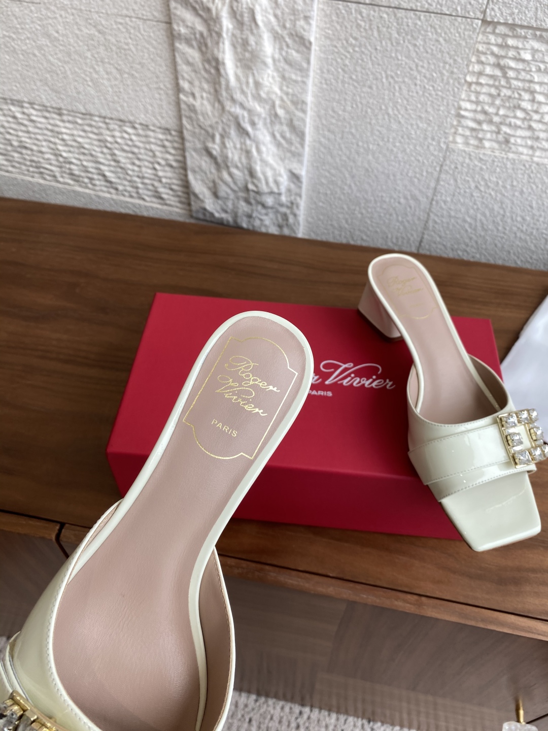 Roger Vivier Summer Crystal Drill Paint Skin Square Head Heel Slippers Review - 图片 6