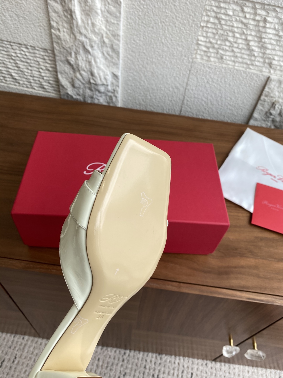 Roger Vivier Summer Crystal Drill Paint Skin Square Head Heel Slippers Review - 图片 7