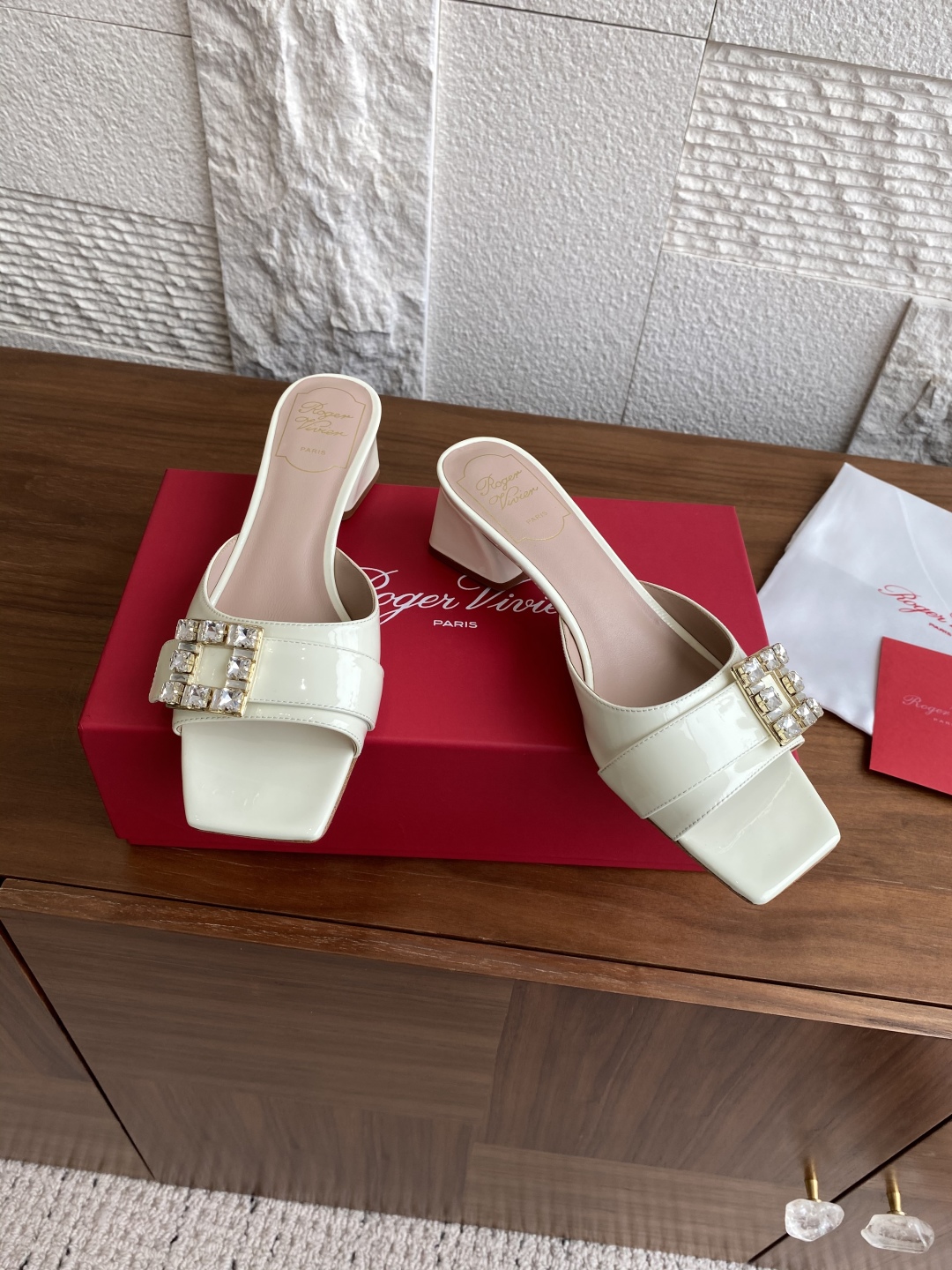 Roger Vivier Summer Crystal Drill Paint Skin Square Head Heel Slippers Review - 图片 4