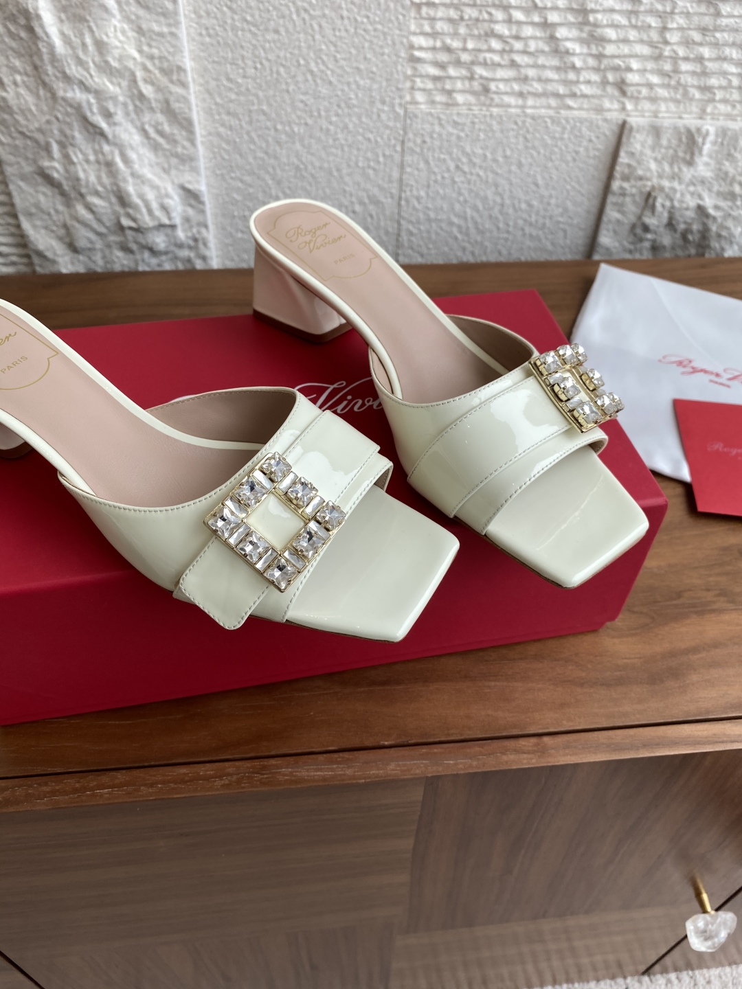 Roger Vivier Summer Crystal Drill Paint Skin Square Head Heel Slippers Review - 图片 9