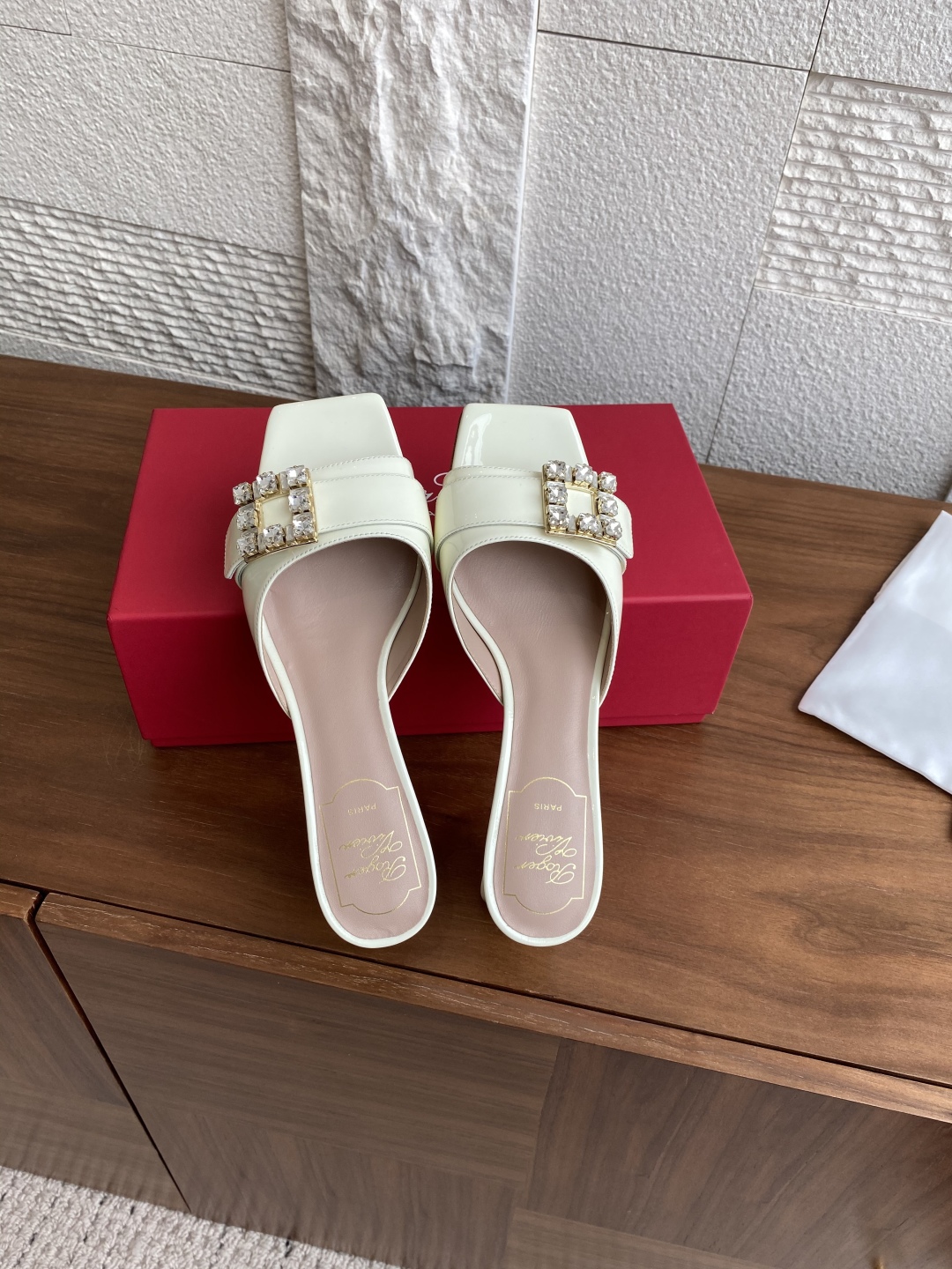 Roger Vivier Summer Crystal Drill Paint Skin Square Head Heel Slippers Review - 图片 2