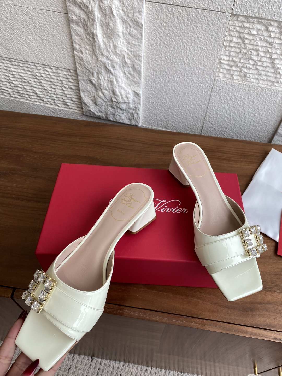 Roger Vivier Summer Crystal Drill Paint Skin Square Head Heel Slippers Review - 图片 5