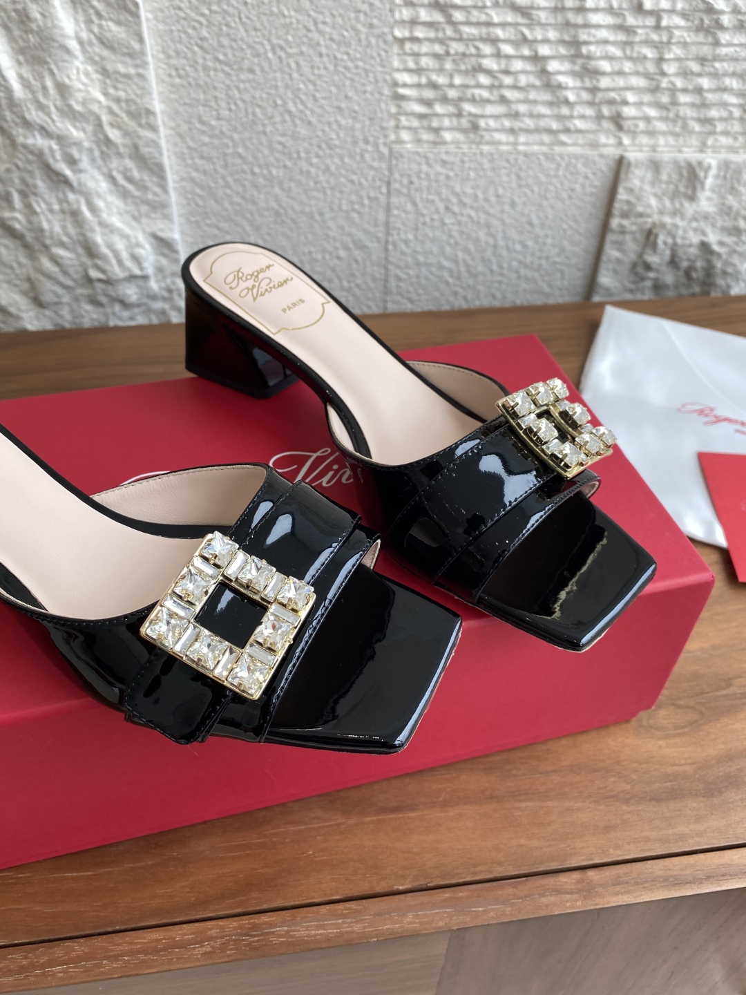 Roger Vivier Summer Crystal Drill Paint Skin Slippers: Elegant Italian Luxury, Size 35-40 - 图片 9