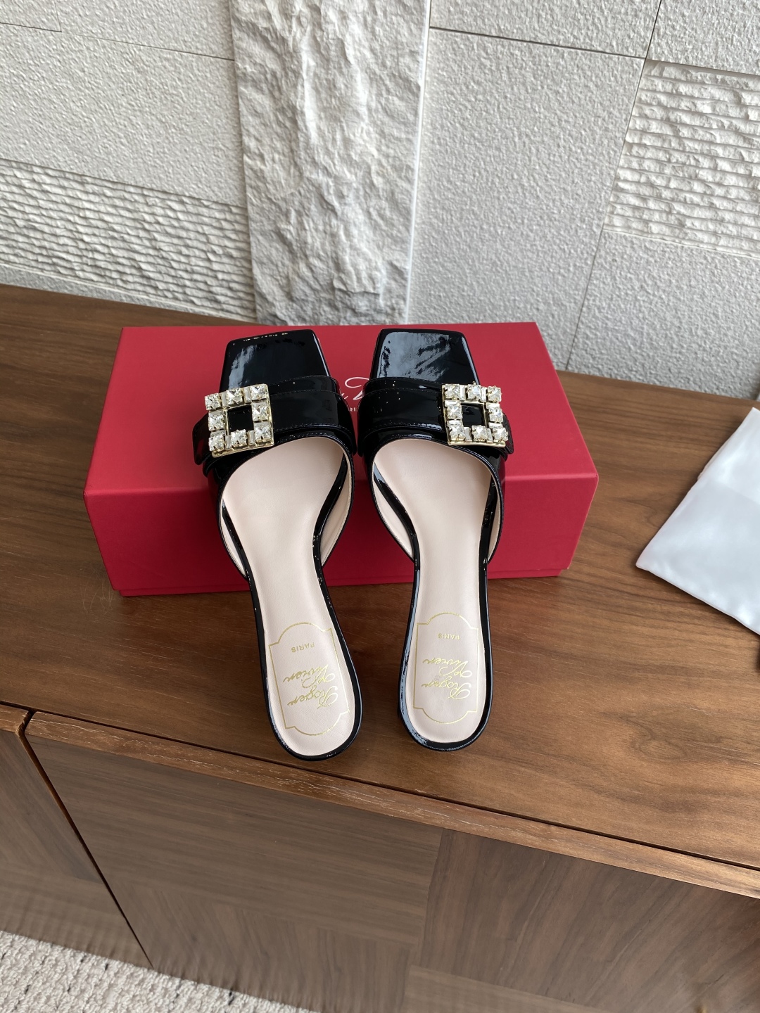 Roger Vivier Summer Crystal Drill Paint Skin Slippers: Elegant Italian Luxury, Size 35-40 - 图片 2