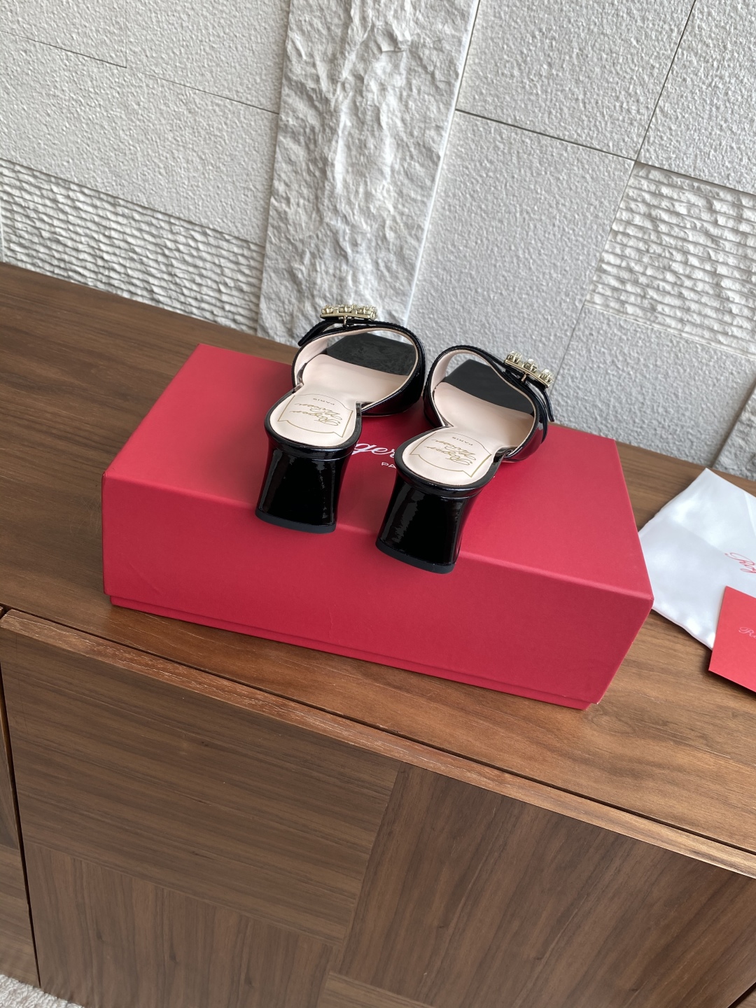 Roger Vivier Summer Crystal Drill Paint Skin Slippers: Elegant Italian Luxury, Size 35-40 - 图片 8