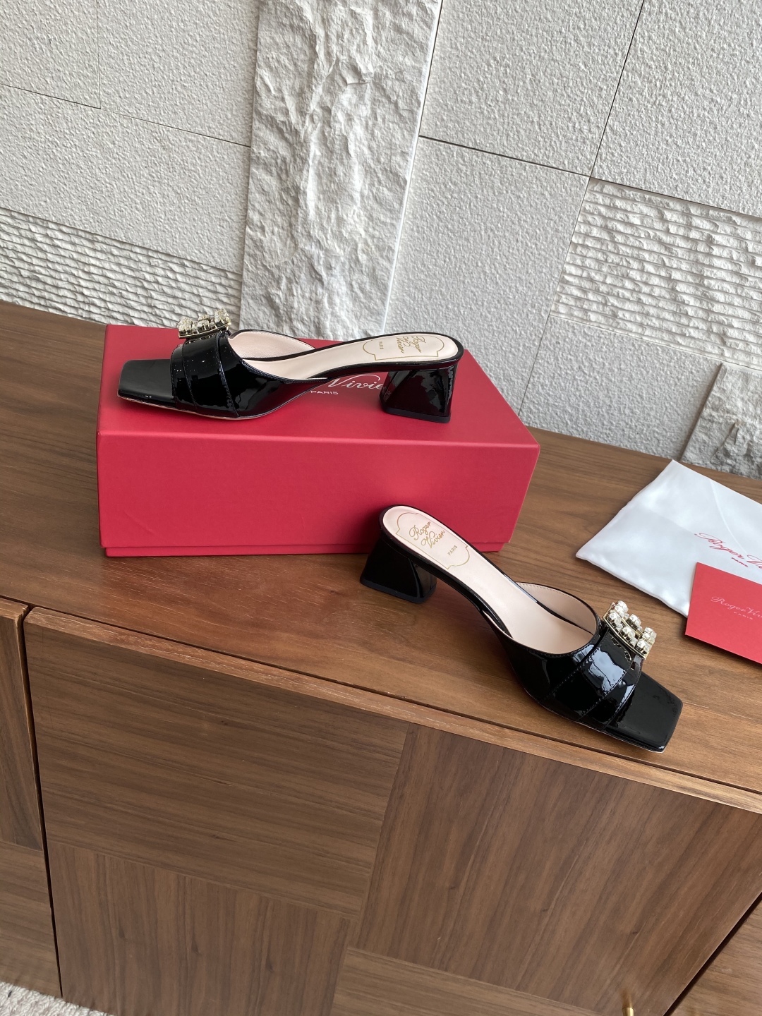 Roger Vivier Summer Crystal Drill Paint Skin Slippers: Elegant Italian Luxury, Size 35-40 - 图片 3
