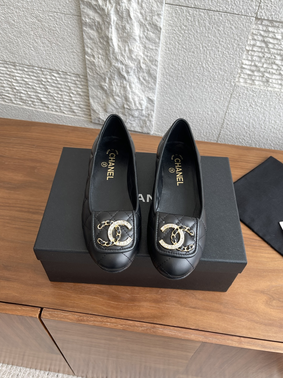 NO:478451,CHANEL Xiaoxiang 25ss Spring and summer new style, electric embroidered diamond, schoolbag crystal diamond/leather strip, large pair of C buttons, Mary Zhen, ballet shoes, Xiaoxiang's new spring and summer products, overall electric embroidered diamond design, large pair of C logo embellishment, retro Mary Zhen is so good, I personally like the classic combination, which has the feeling of retro small fragrance style from the 1980s, the style is novel and fashionable, and the craftsmanship is perfectly combined. The beautiful Little Mary Zhen ballet shoes, simple solid colors and no complex design, spring pairs of small feet and gauze skirt can set off a different level of luxury!  Imported lambskin upper, small goatskin inner, outsole, Italian leather outsole, Size35-41 (40 41 custom made, non-return, exchange), single shoes, chanel, mary jane, skirts, sheepskin, Leather soles19860909CHANEL 小香 25ss 春夏新款 电绣菱格 书包水晶钻/皮条 大双C扣 玛丽珍 芭蕾舞鞋 小香春夏新品,整体电绣菱格设计,鞋头大双C logo点缀 复古的玛丽珍太对味了,个人最喜欢好经典的搭配,颇有80年代复古小香风的感觉,款式新颖时尚,工艺完美结合.好看的小香玛丽珍芭蕾单鞋,简约的的纯色没有复杂设计,春天配小脚裤,纱裙都能衬托出别样的高级！ 鞋面进口小羊皮 内里小山羊皮 大底意大利真皮大底 Size35-41（40 41 定做不退换）,单鞋,chanel,mary jane,skirts,sheepskin,Leather soles,Women's Shoes