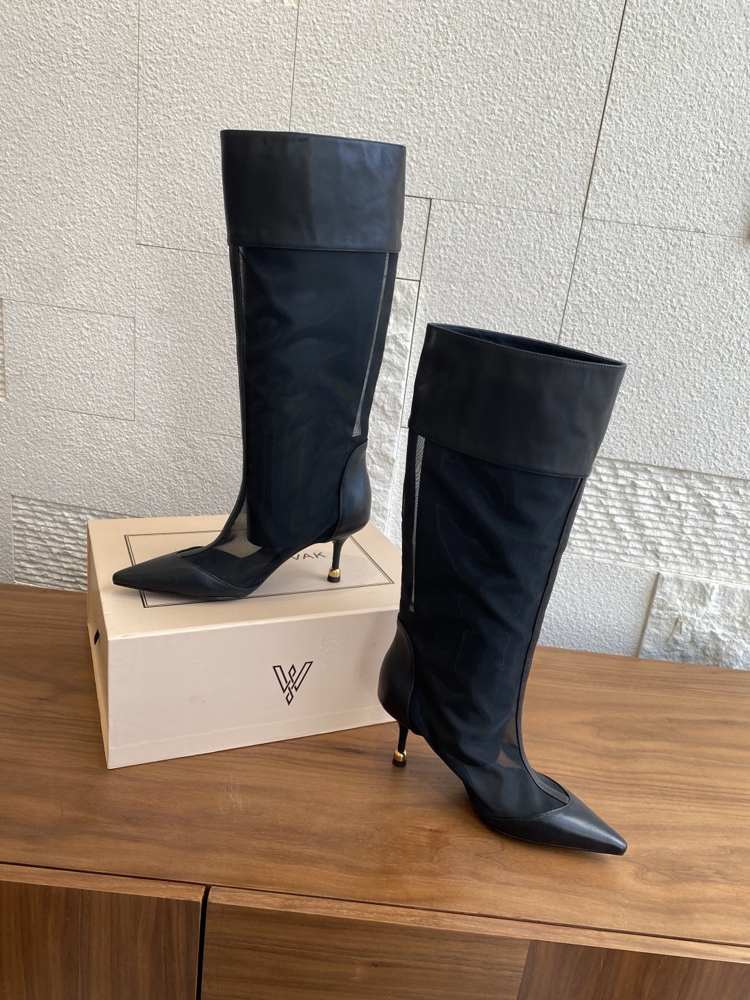 Fashion Review: VANDA NOVAK’s Unique High-Heeled Boots with Embroidery and Italian Quality - 图片 2
