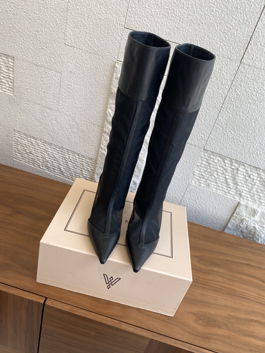 Fashion Review: VANDA NOVAK’s Unique High-Heeled Boots with Embroidery and Italian Quality - 图片 9