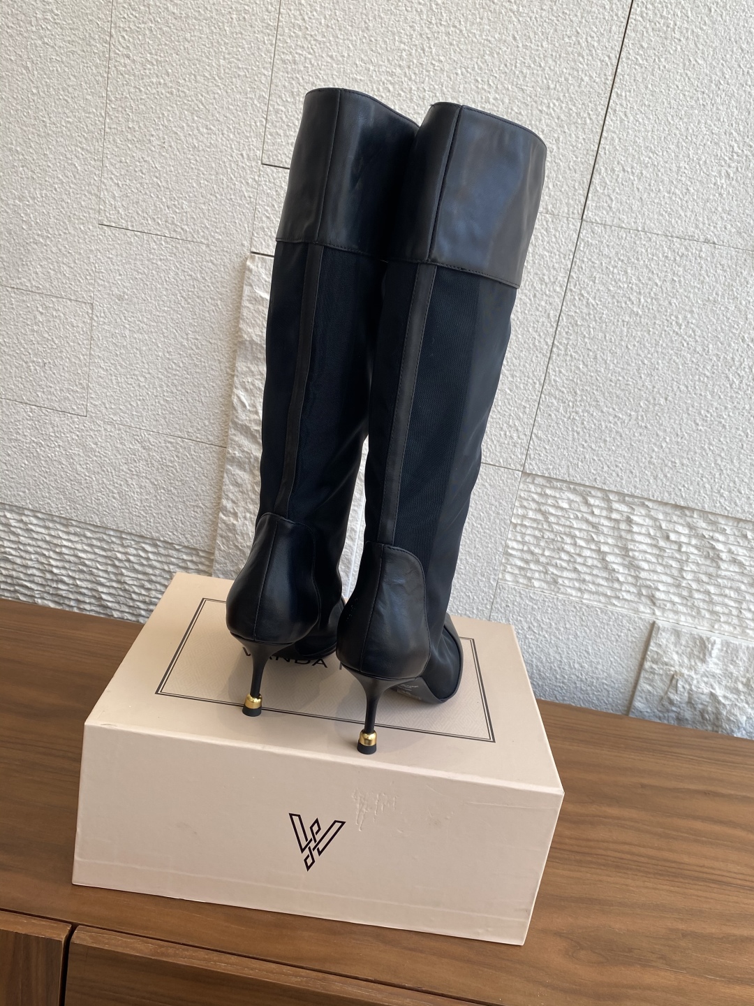 Fashion Review: VANDA NOVAK’s Unique High-Heeled Boots with Embroidery and Italian Quality - 图片 7