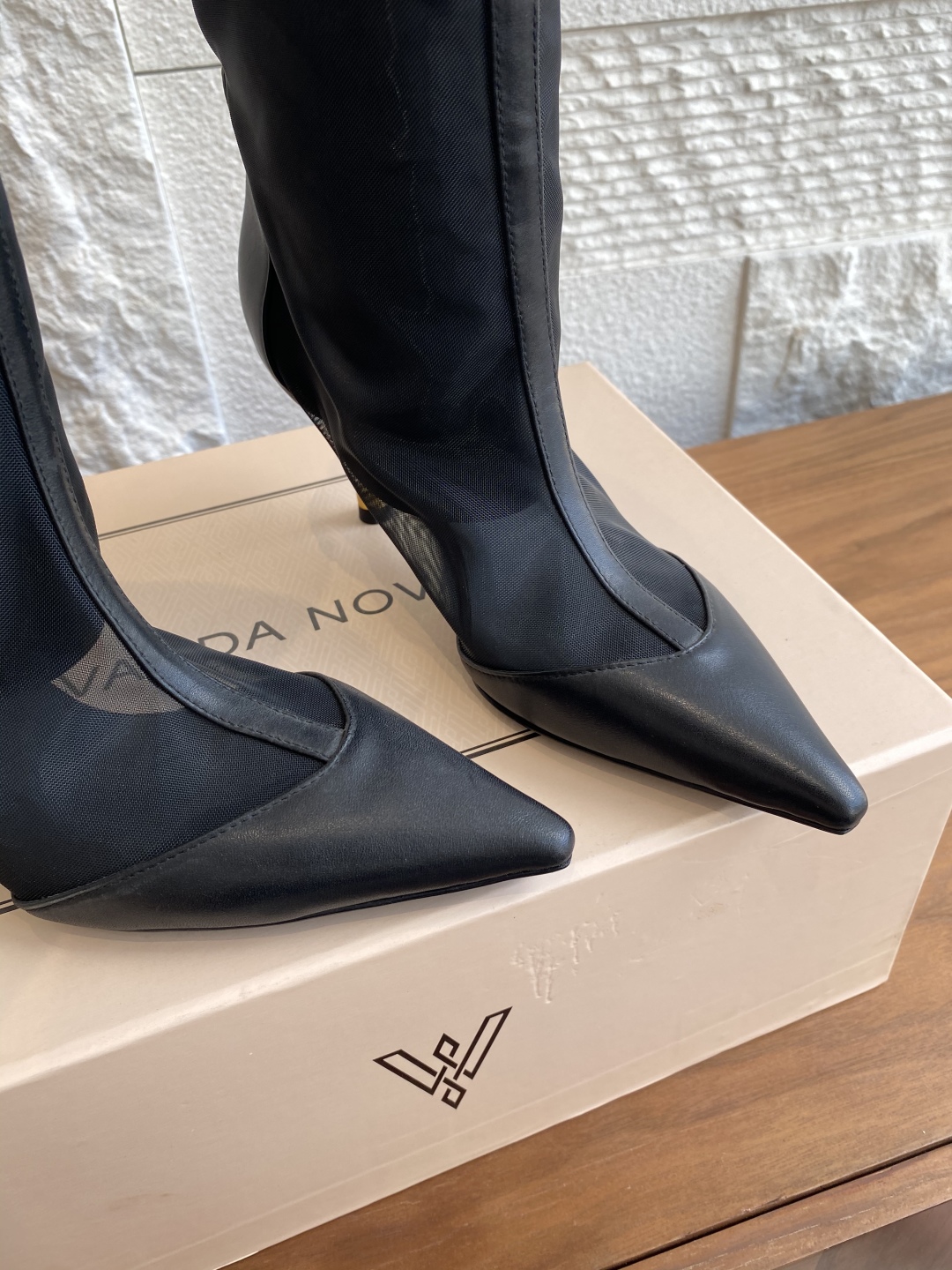 Fashion Review: VANDA NOVAK’s Unique High-Heeled Boots with Embroidery and Italian Quality - 图片 8