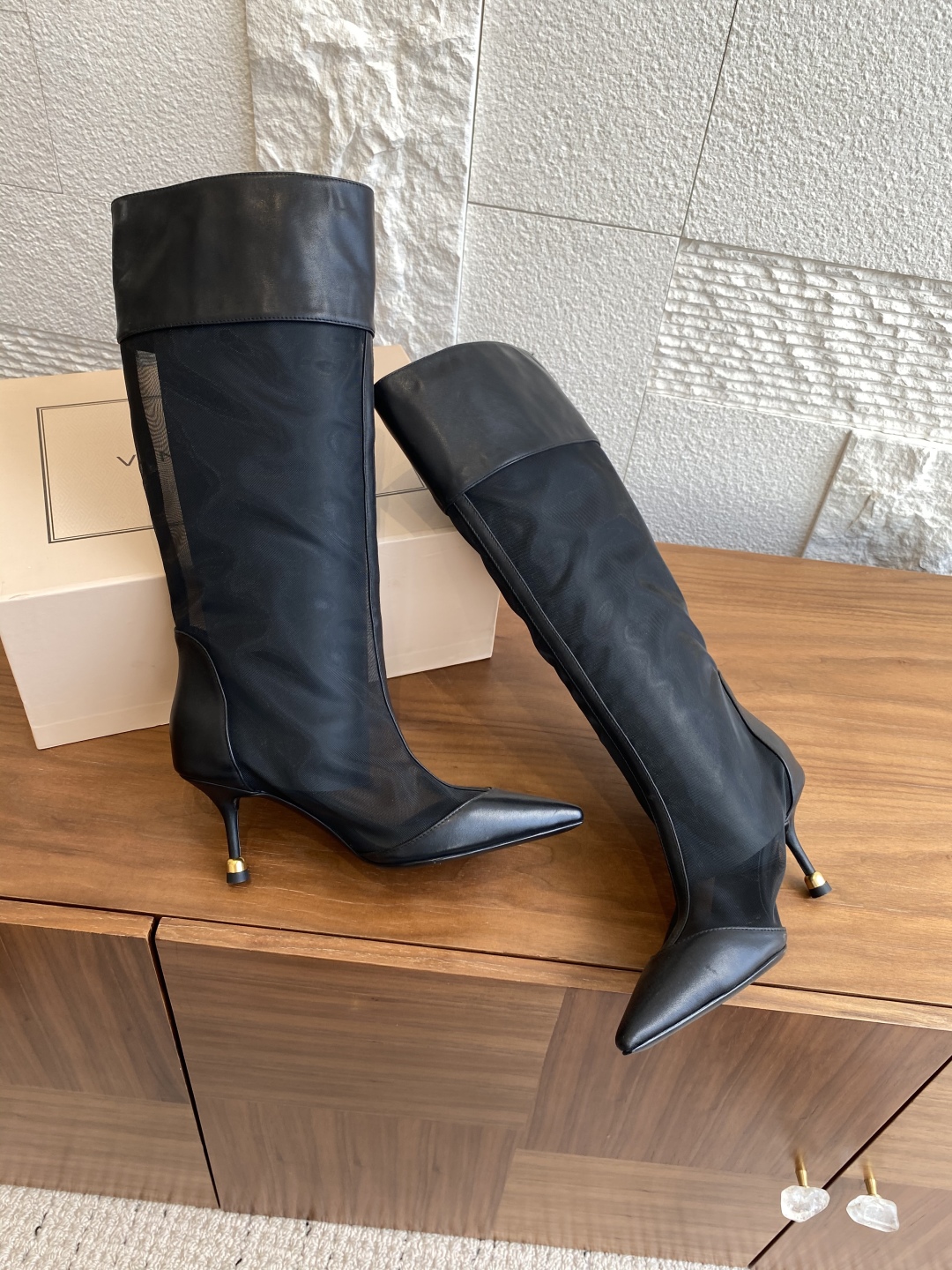 Fashion Review: VANDA NOVAK’s Unique High-Heeled Boots with Embroidery and Italian Quality - 图片 4