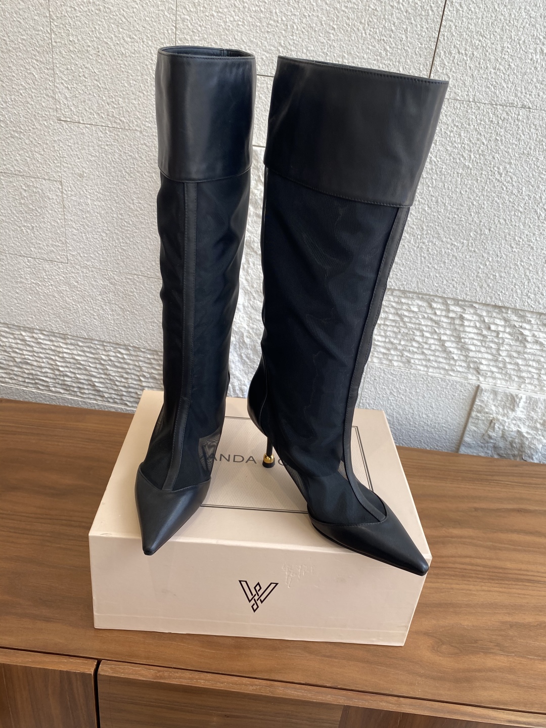 Fashion Review: VANDA NOVAK’s Unique High-Heeled Boots with Embroidery and Italian Quality - 图片 3