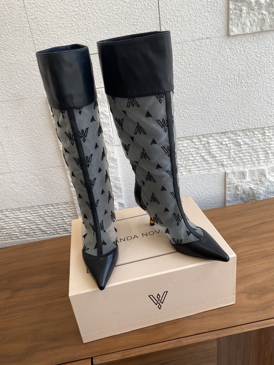 VANDA NOVAK’s High-Quality Embroidered Boots Collection with Italian Imports and Platinum Bottoms - 图片 3