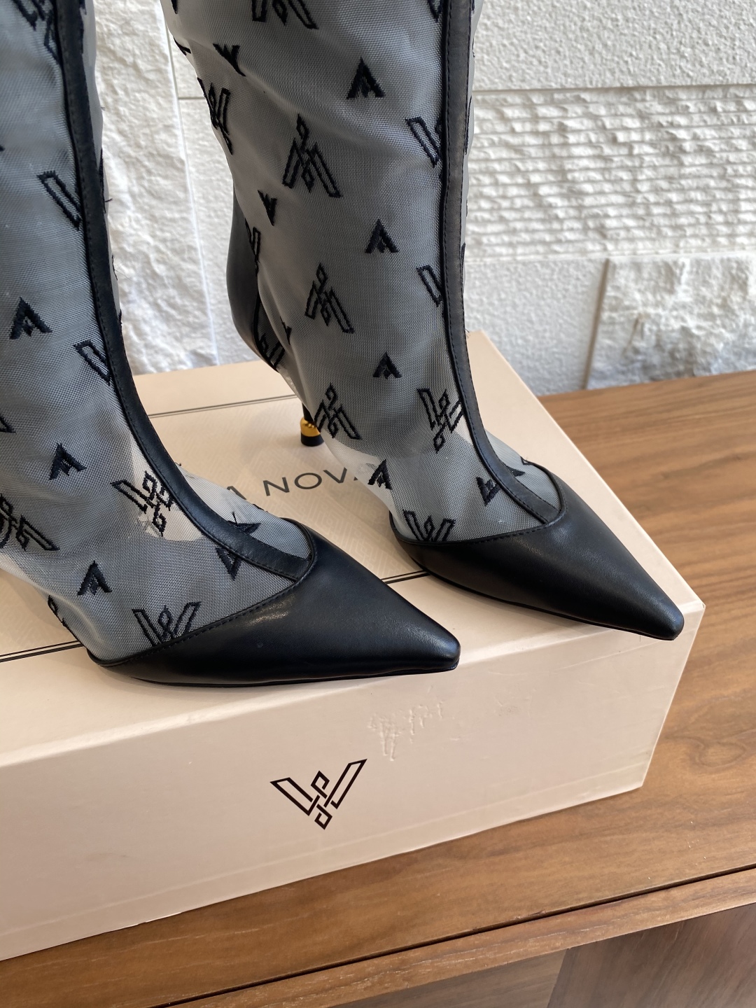 VANDA NOVAK’s High-Quality Embroidered Boots Collection with Italian Imports and Platinum Bottoms - 图片 8