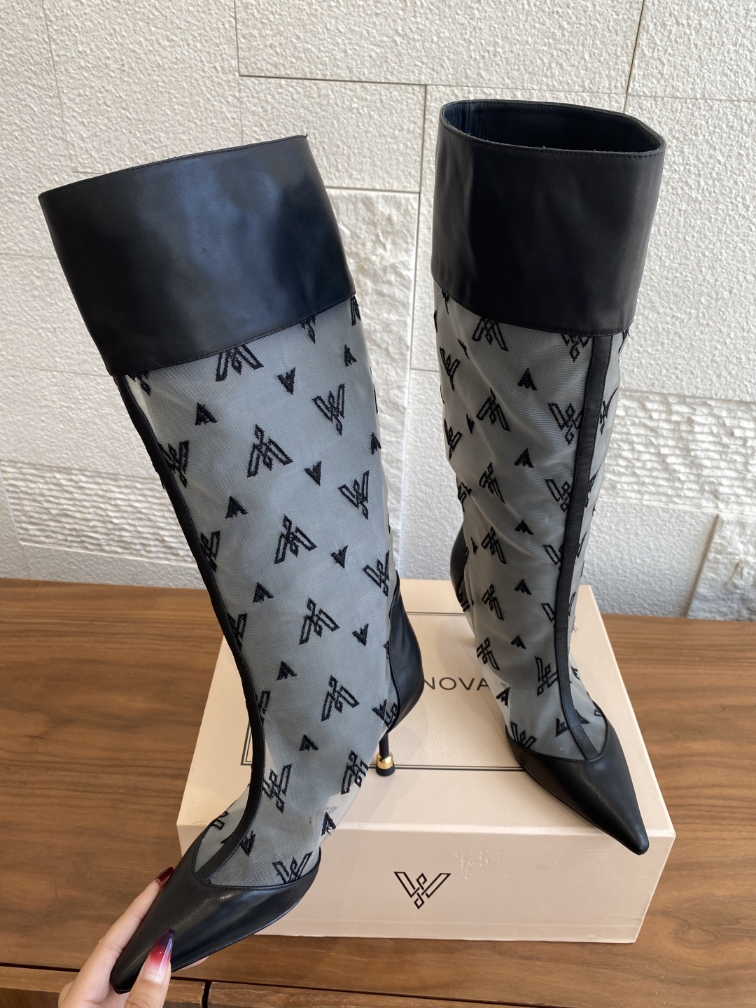 VANDA NOVAK’s High-Quality Embroidered Boots Collection with Italian Imports and Platinum Bottoms - 图片 5