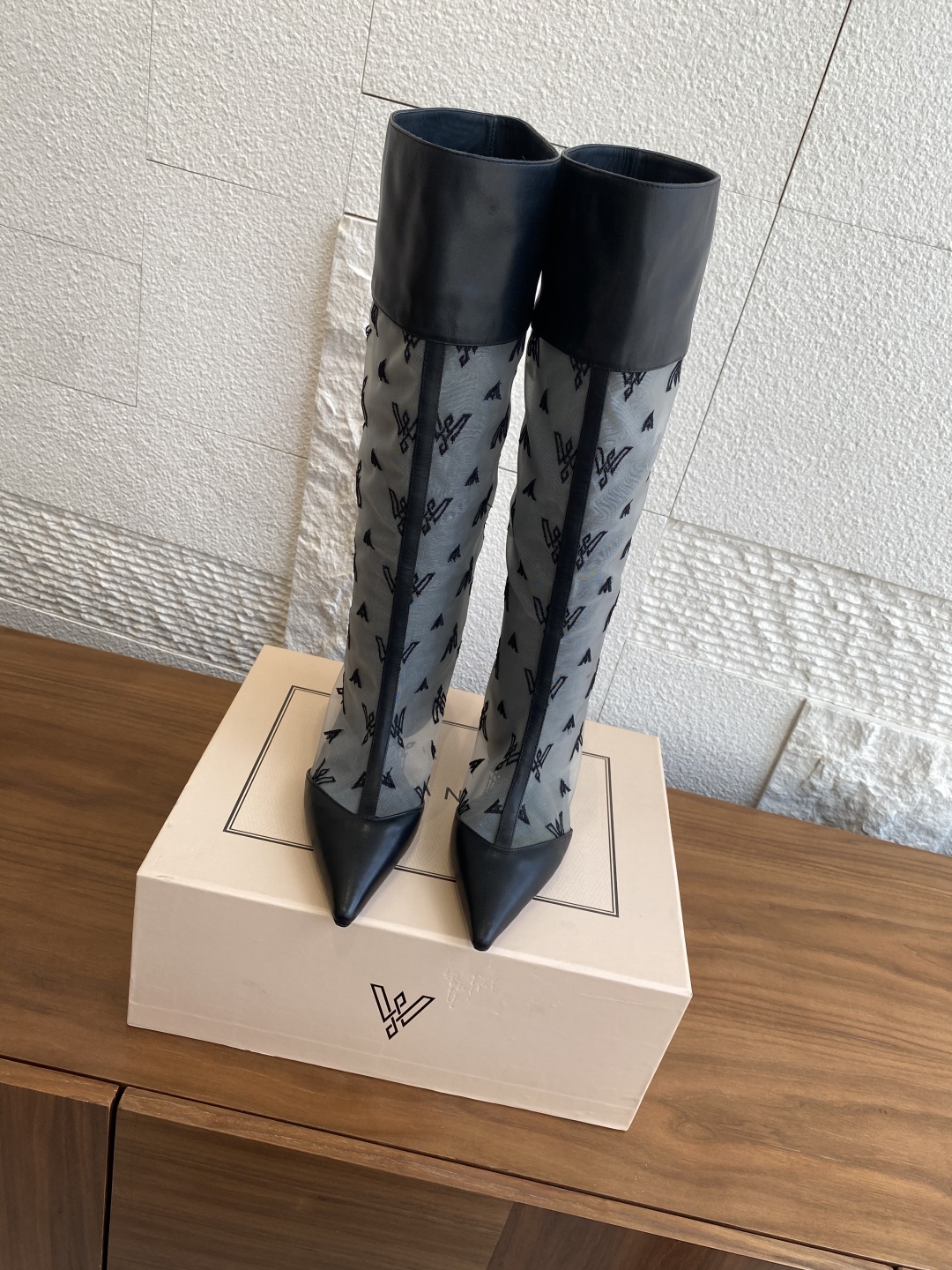 VANDA NOVAK’s High-Quality Embroidered Boots Collection with Italian Imports and Platinum Bottoms - 图片 9