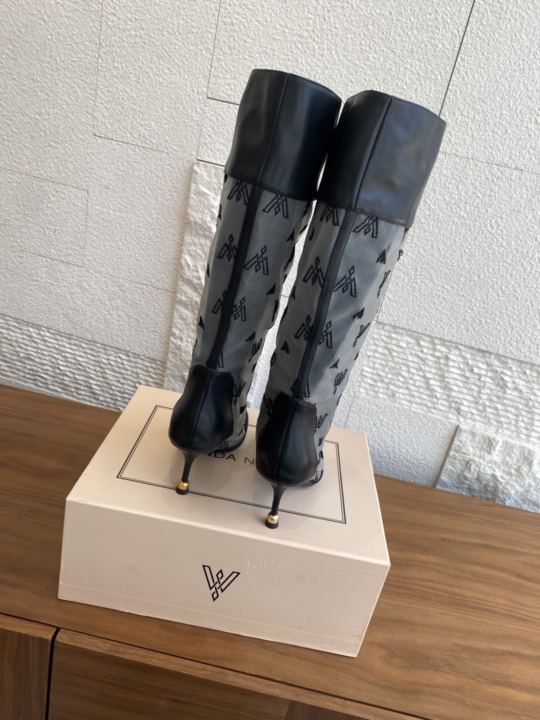 VANDA NOVAK’s High-Quality Embroidered Boots Collection with Italian Imports and Platinum Bottoms - 图片 7