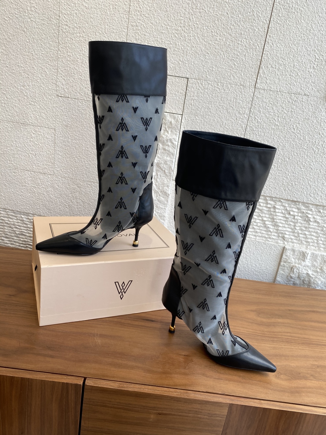 VANDA NOVAK’s High-Quality Embroidered Boots Collection with Italian Imports and Platinum Bottoms - 图片 2