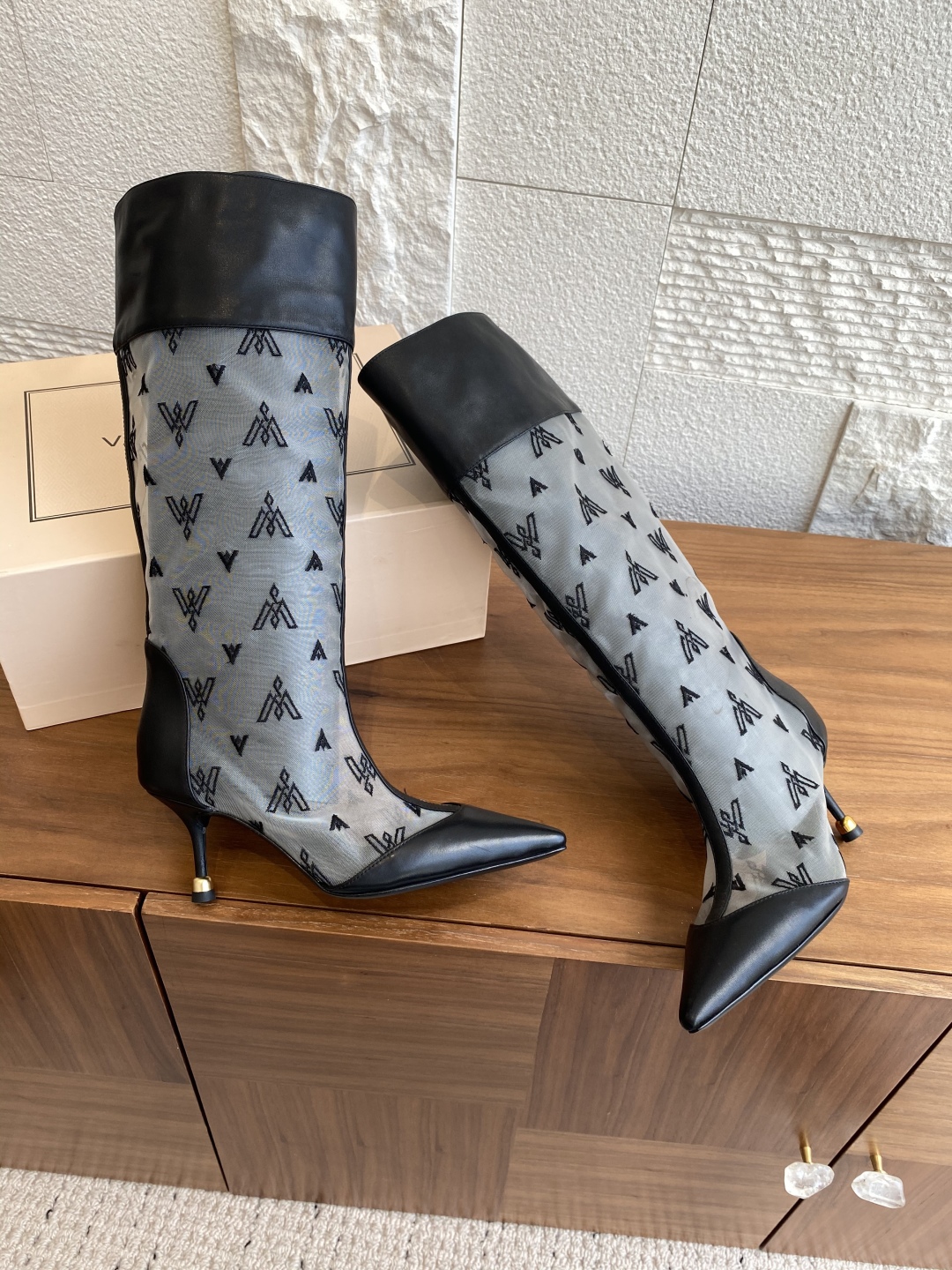 VANDA NOVAK’s High-Quality Embroidered Boots Collection with Italian Imports and Platinum Bottoms - 图片 4
