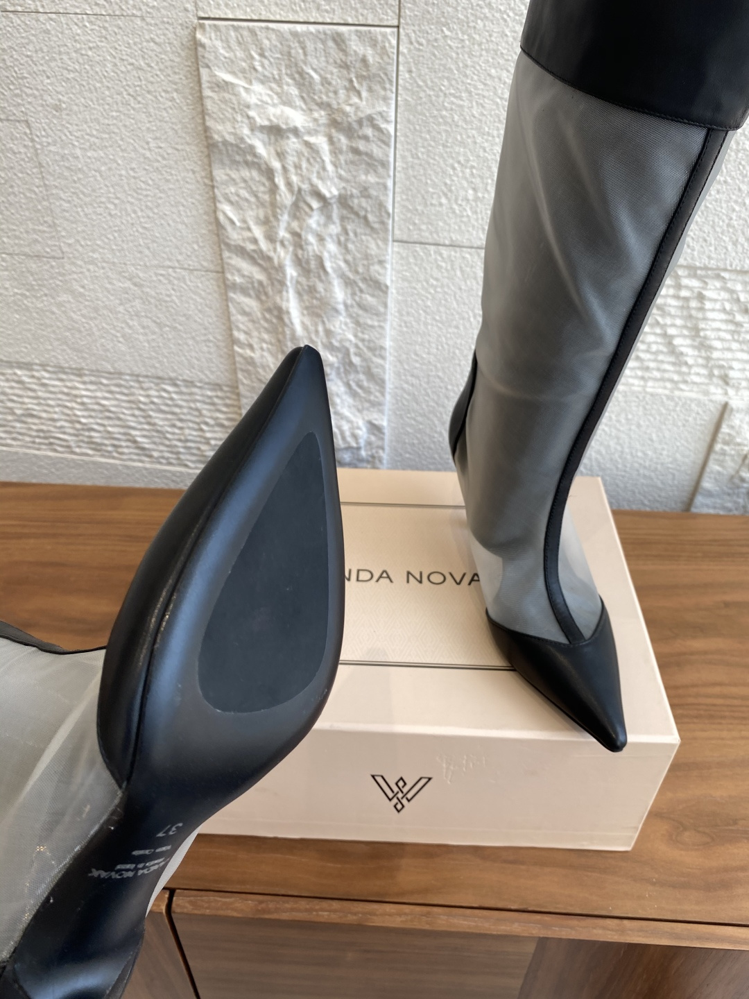 Fashion Review: VANDA NOVAK’s Unique Embroidered Boots with Italian Craftsmanship - 图片 7