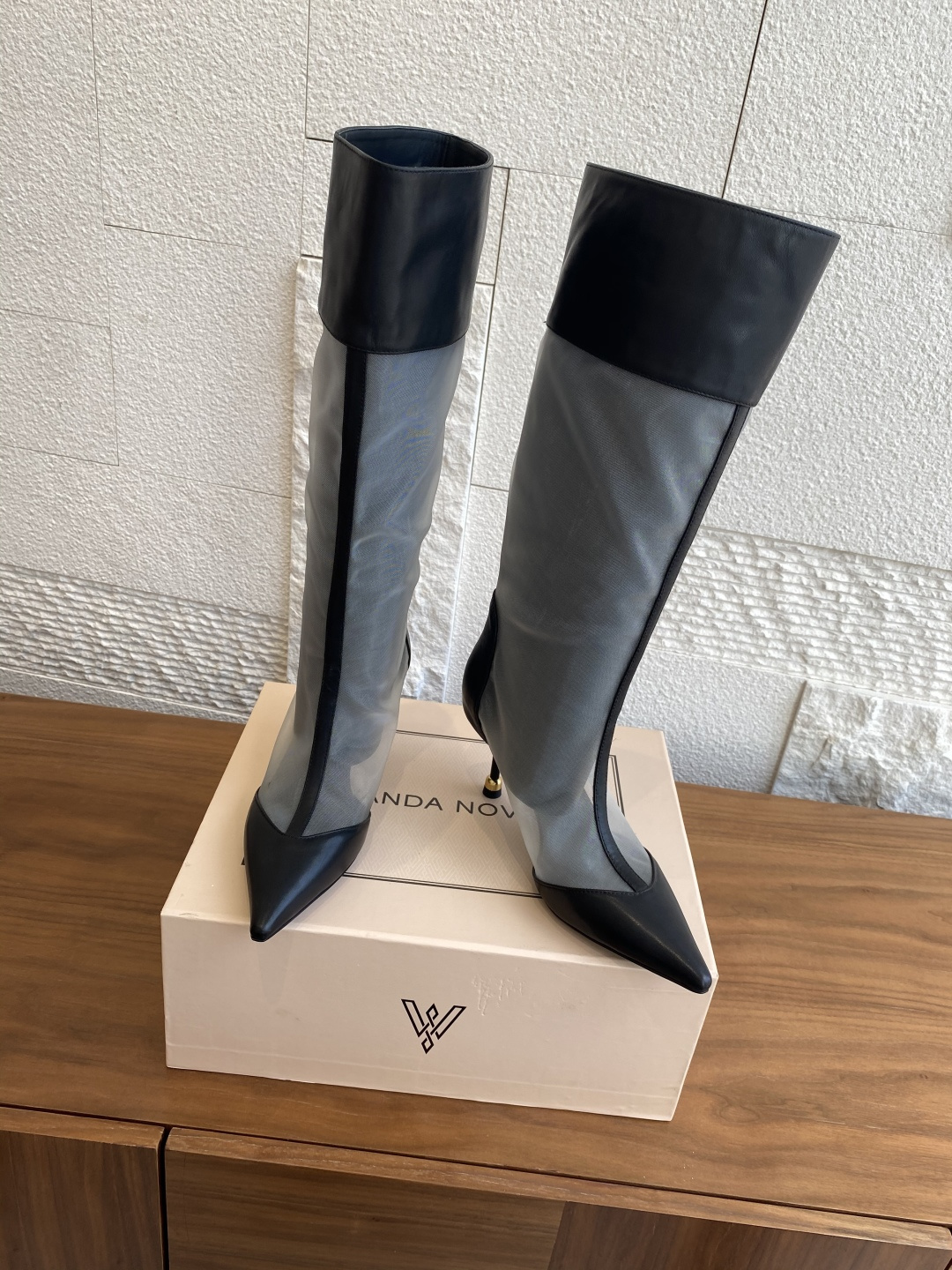 Fashion Review: VANDA NOVAK’s Unique Embroidered Boots with Italian Craftsmanship - 图片 3