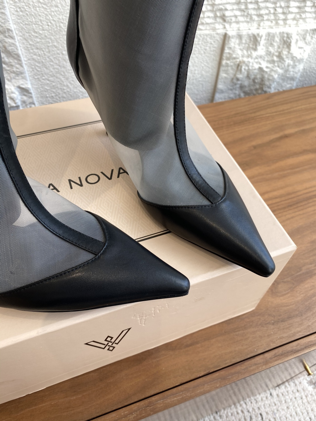 Fashion Review: VANDA NOVAK’s Unique Embroidered Boots with Italian Craftsmanship - 图片 9