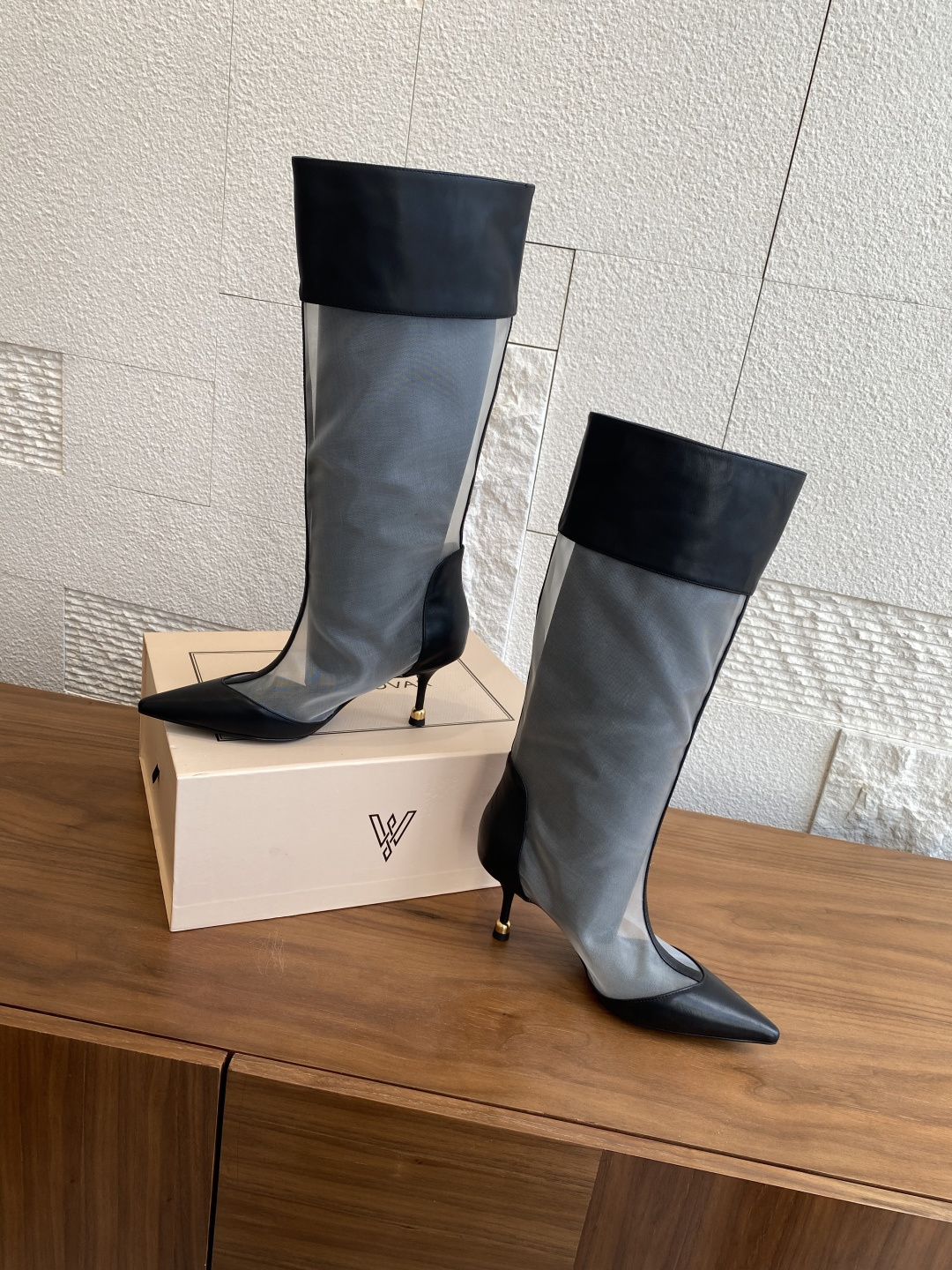 Fashion Review: VANDA NOVAK’s Unique Embroidered Boots with Italian Craftsmanship - 图片 2