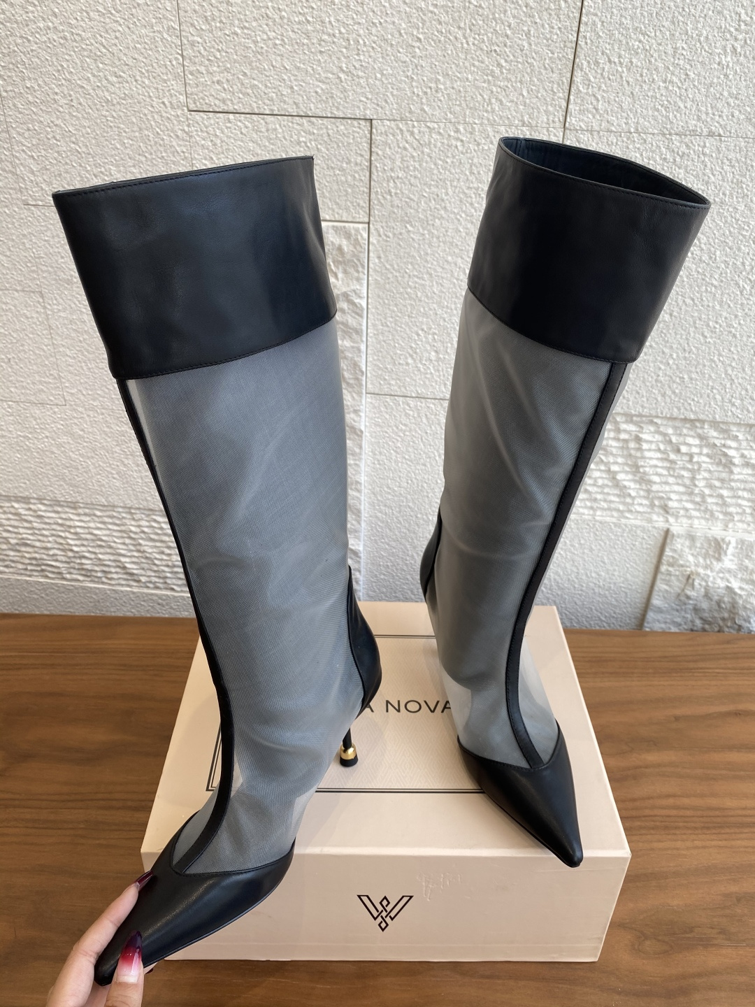 Fashion Review: VANDA NOVAK’s Unique Embroidered Boots with Italian Craftsmanship - 图片 6