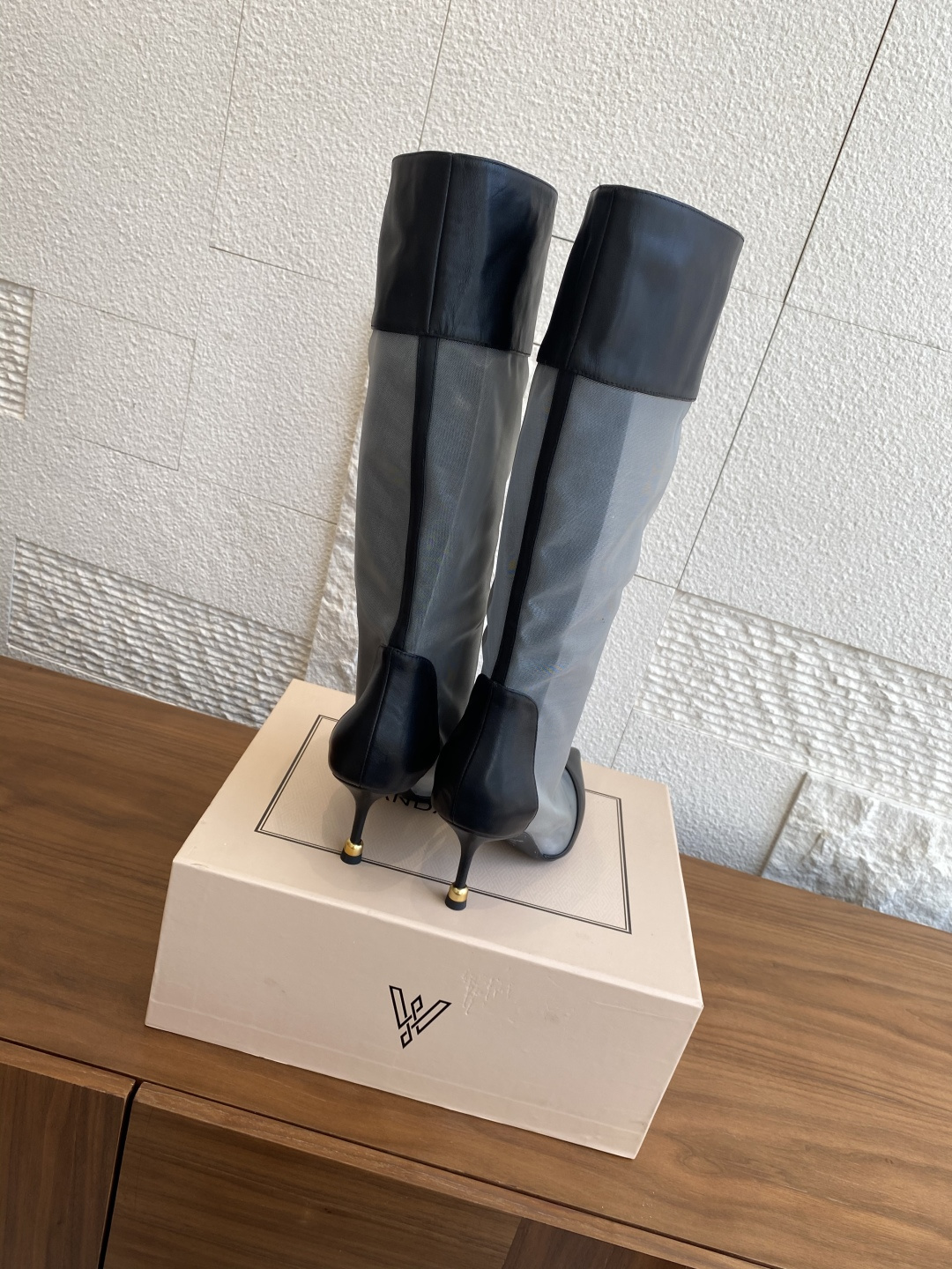 Fashion Review: VANDA NOVAK’s Unique Embroidered Boots with Italian Craftsmanship - 图片 8