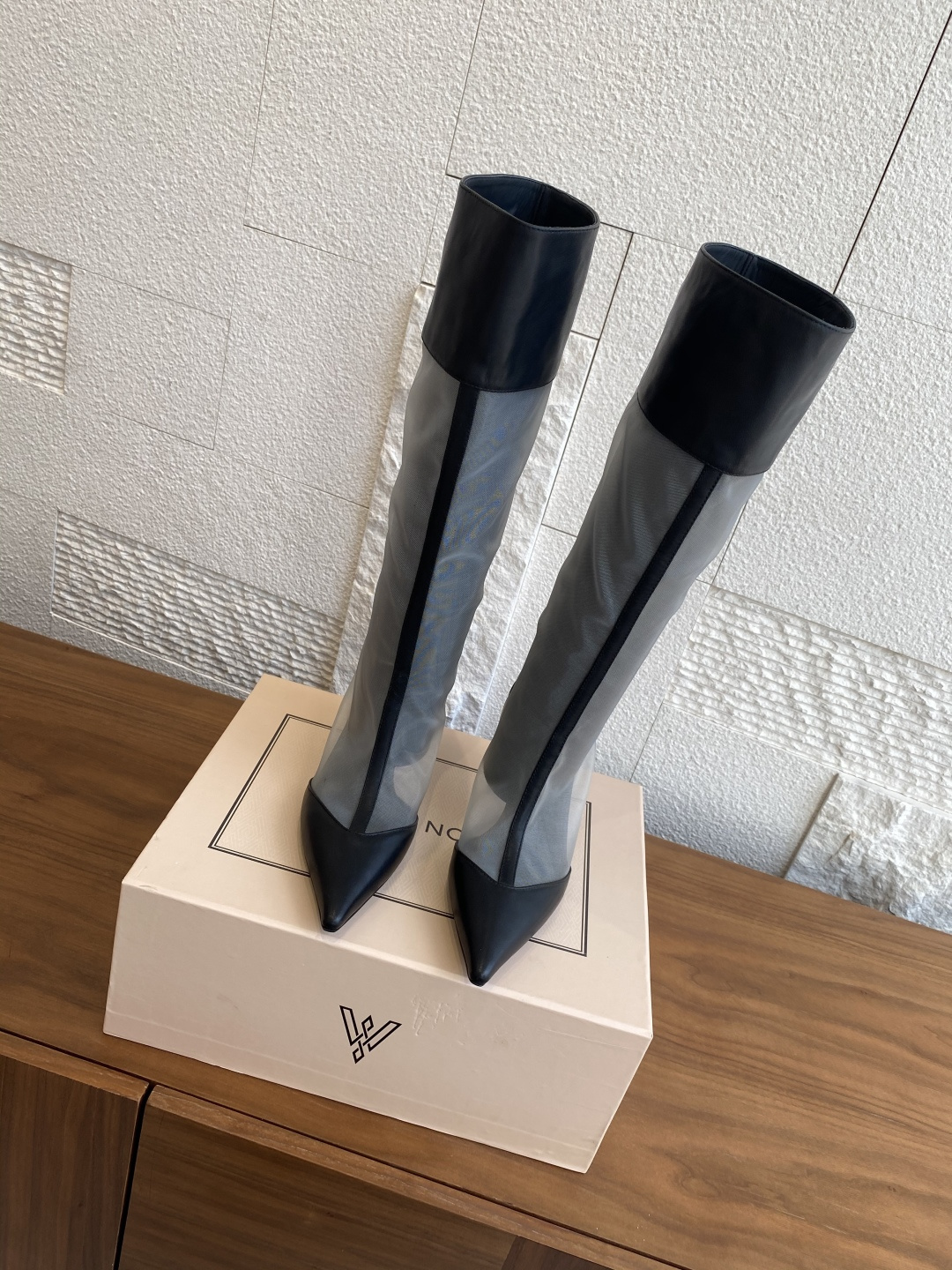 Fashion Review: VANDA NOVAK’s Unique Embroidered Boots with Italian Craftsmanship - 图片 5